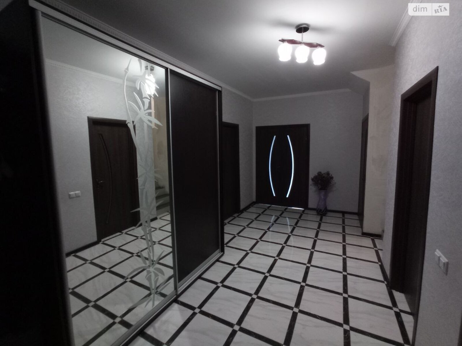 двухэтажный дом с гаражом, 212.9 кв. м, кирпич. Продажа в Виннице район Старый город фото 1 двухэтажный дом с гаражом, 212.9 кв. м, кирпич. Продажа в Виннице район Старый город фото 1