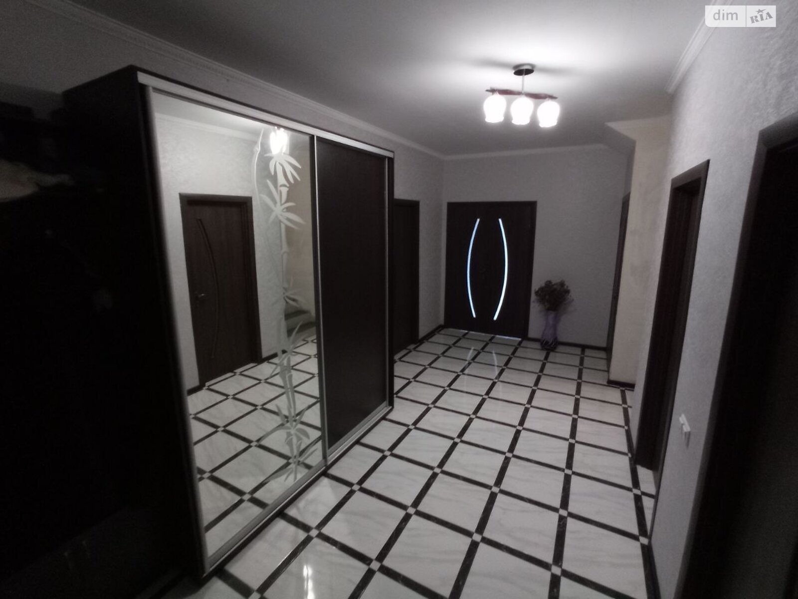 двухэтажный дом с гаражом, 212.9 кв. м, кирпич. Продажа в Виннице район Старый город фото 1 двухэтажный дом с гаражом, 212.9 кв. м, кирпич. Продажа в Виннице район Старый город фото 1