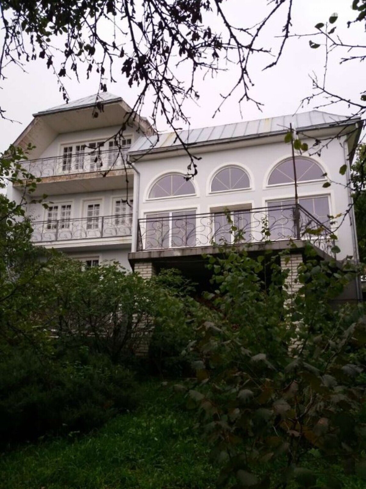 трехэтажный дом с балконом, 250 кв. м, блочно-кирпичный. Продажа в Виноградове район Виноградов фото 1