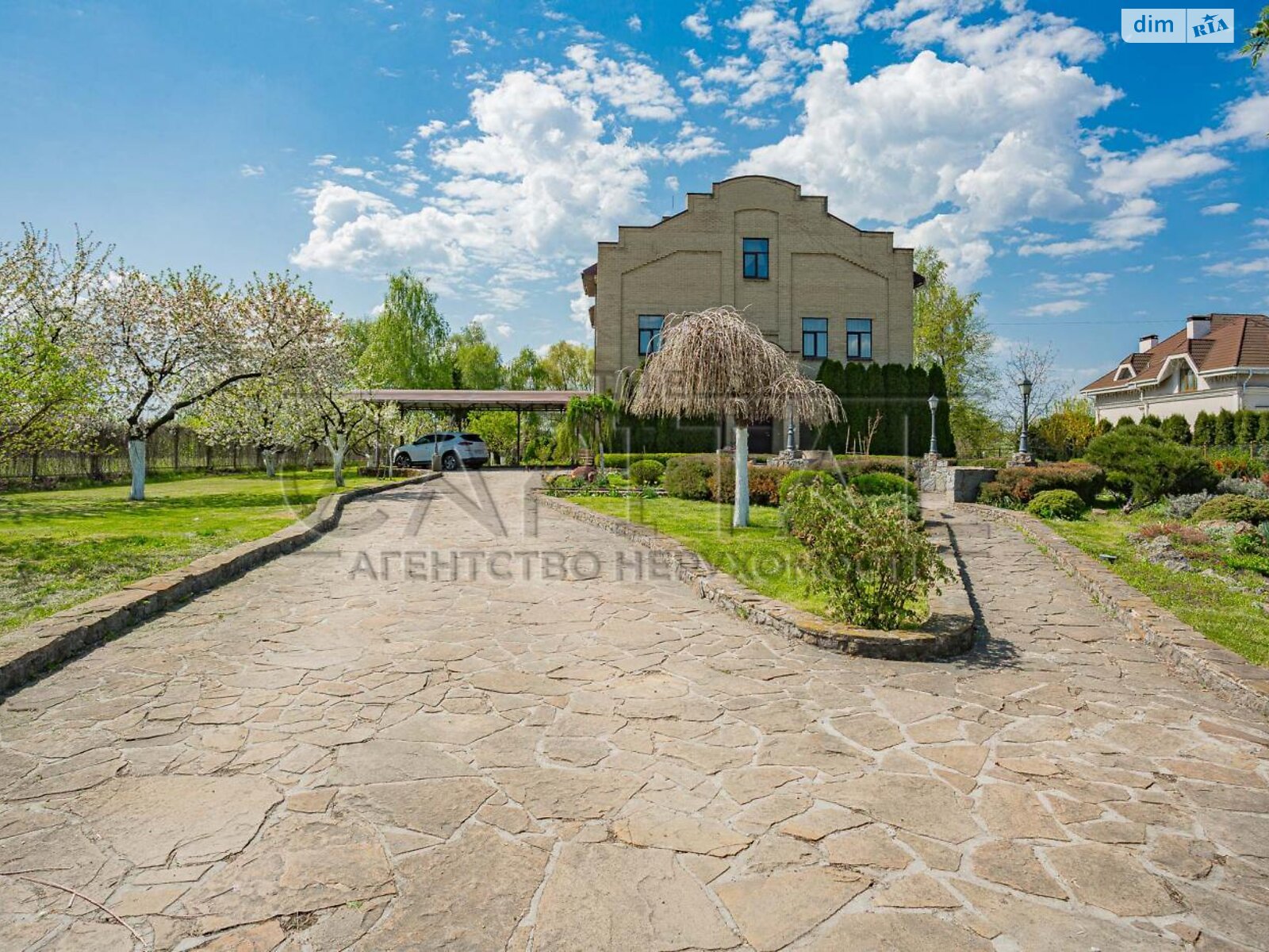 трехэтажный дом с гаражом, 380 кв. м, кирпич. Продажа в Вишенки фото 1 трехэтажный дом с гаражом, 380 кв. м, кирпич. Продажа в Вишенки фото 1