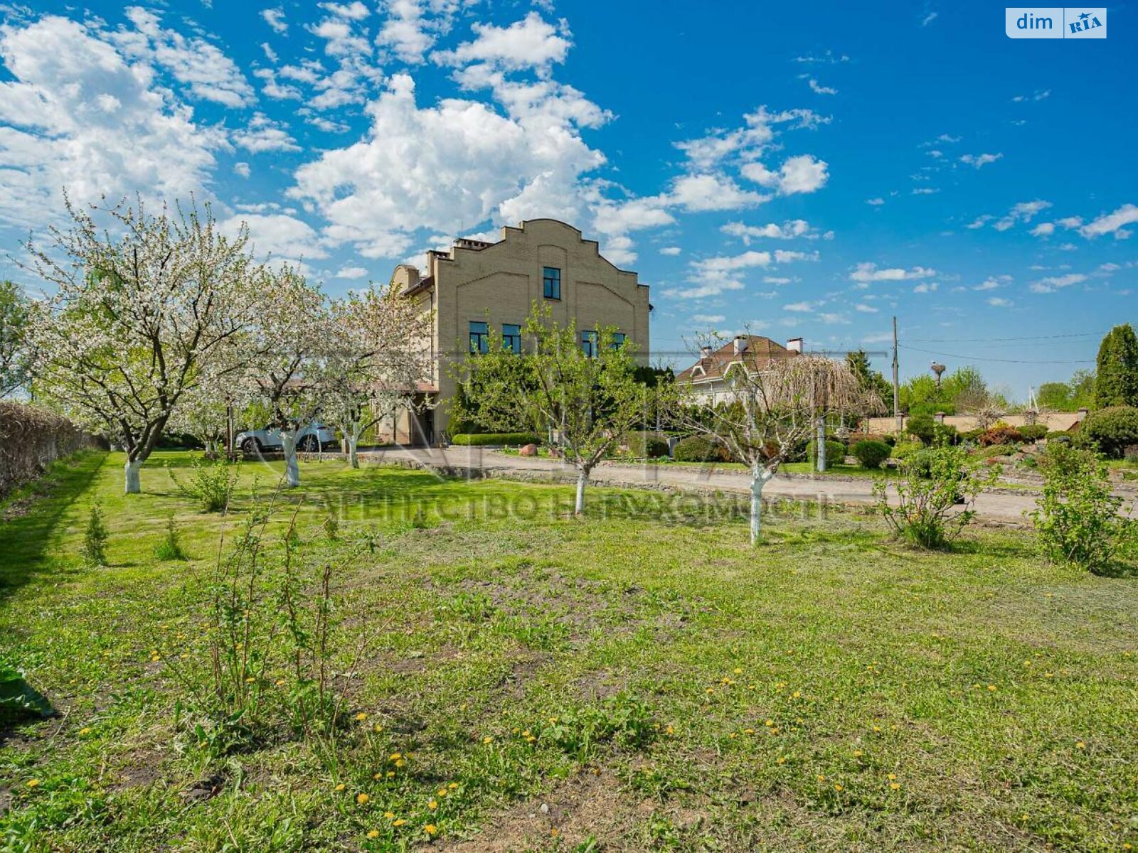 трехэтажный дом с гаражом, 380 кв. м, кирпич. Продажа в Вишенки фото 1 трехэтажный дом с гаражом, 380 кв. м, кирпич. Продажа в Вишенки фото 1