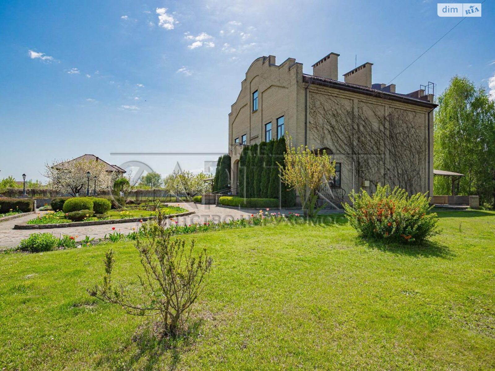 трехэтажный дом с гаражом, 380 кв. м, кирпич. Продажа в Вишенки фото 1 трехэтажный дом с гаражом, 380 кв. м, кирпич. Продажа в Вишенки фото 1