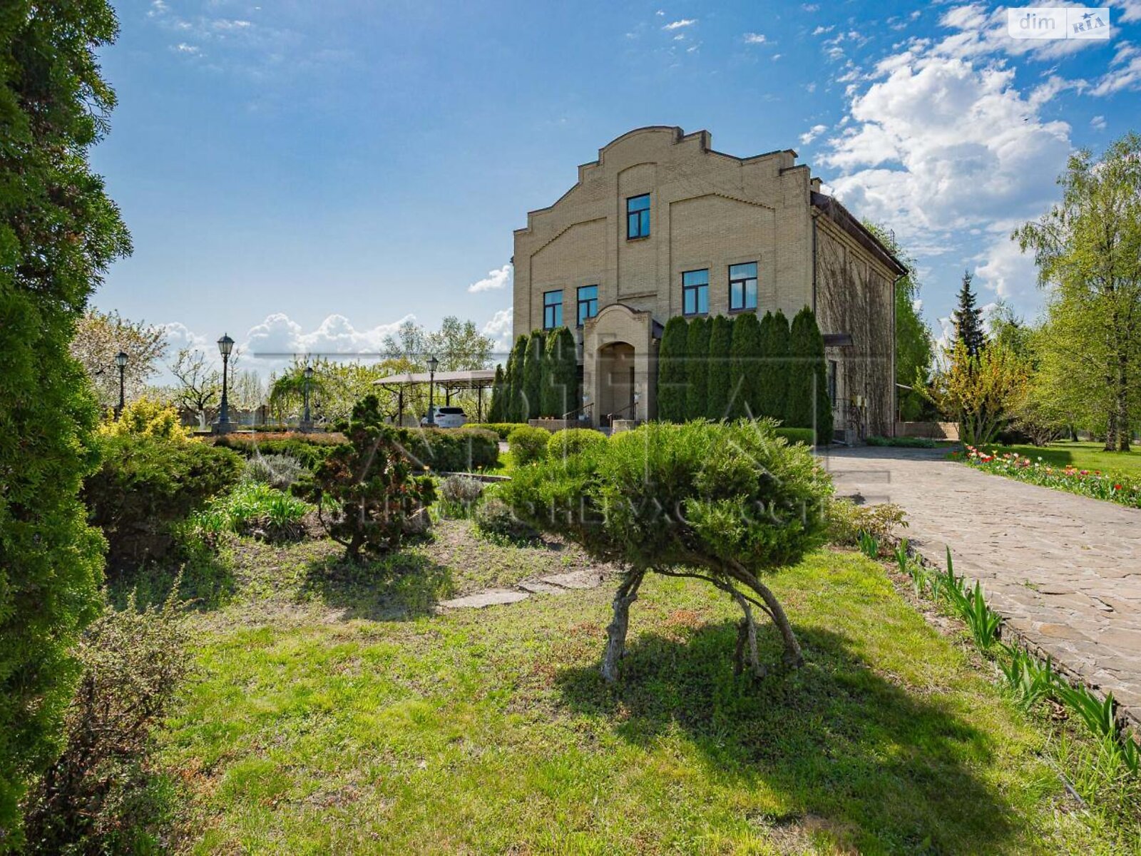 трехэтажный дом с гаражом, 380 кв. м, кирпич. Продажа в Вишенки фото 1 трехэтажный дом с гаражом, 380 кв. м, кирпич. Продажа в Вишенки фото 1
