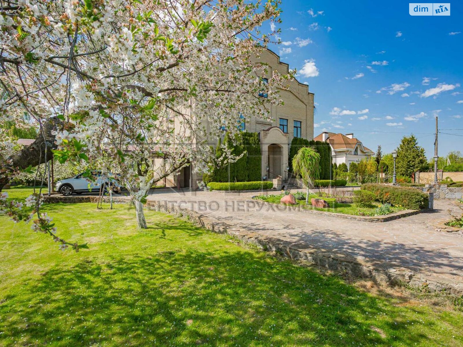 трехэтажный дом с гаражом, 380 кв. м, кирпич. Продажа в Вишенки фото 1 трехэтажный дом с гаражом, 380 кв. м, кирпич. Продажа в Вишенки фото 1