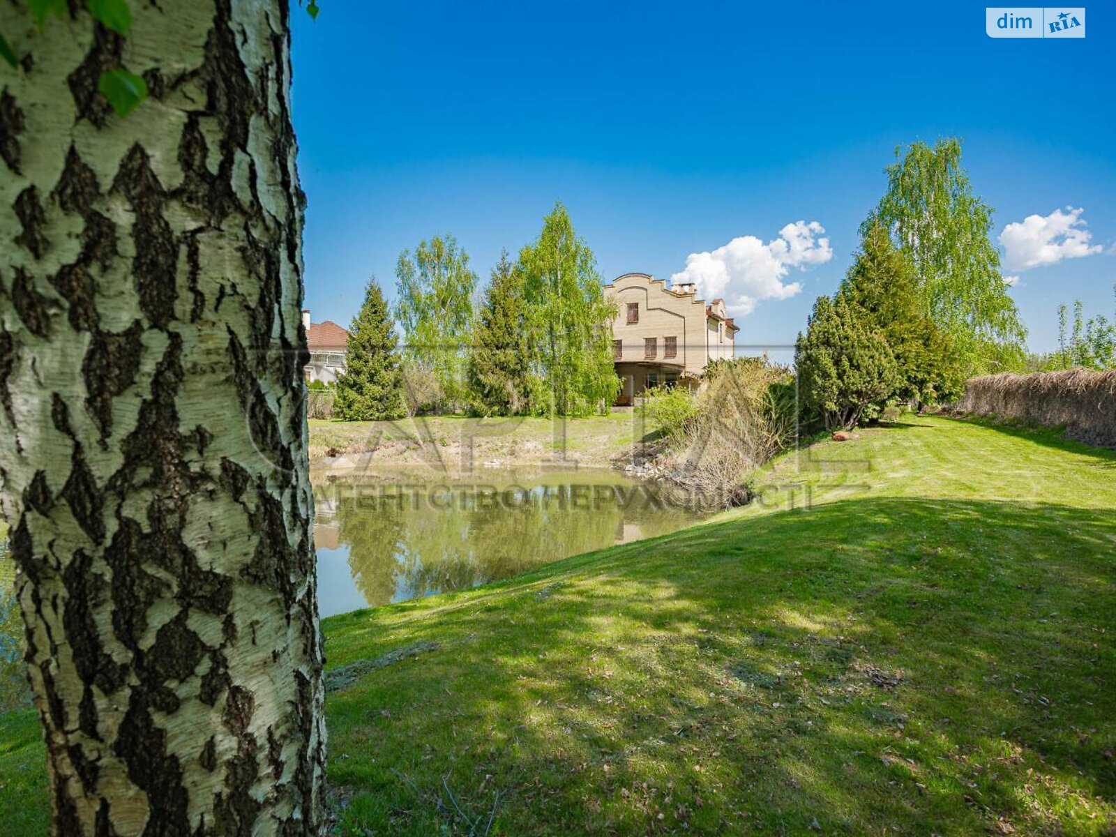 трехэтажный дом с гаражом, 380 кв. м, кирпич. Продажа в Вишенки фото 1 трехэтажный дом с гаражом, 380 кв. м, кирпич. Продажа в Вишенки фото 1
