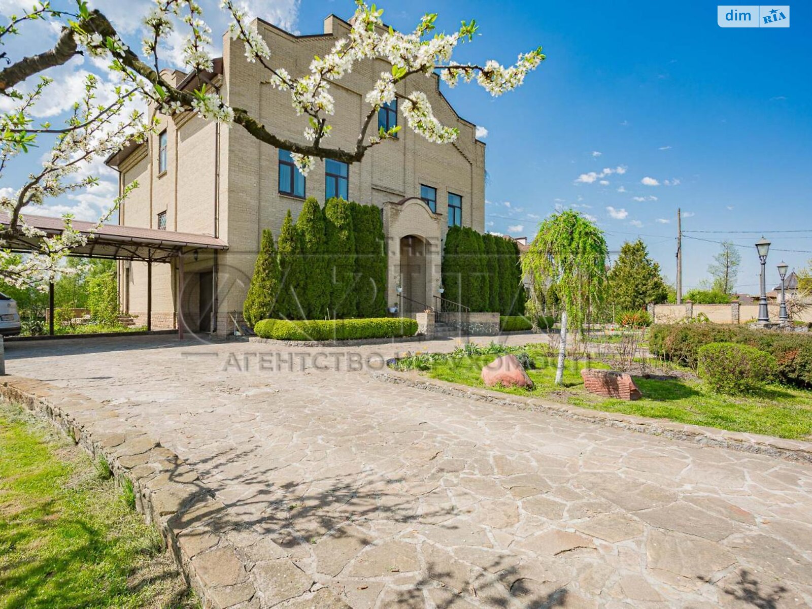 трехэтажный дом с гаражом, 380 кв. м, кирпич. Продажа в Вишенки фото 1 трехэтажный дом с гаражом, 380 кв. м, кирпич. Продажа в Вишенки фото 1