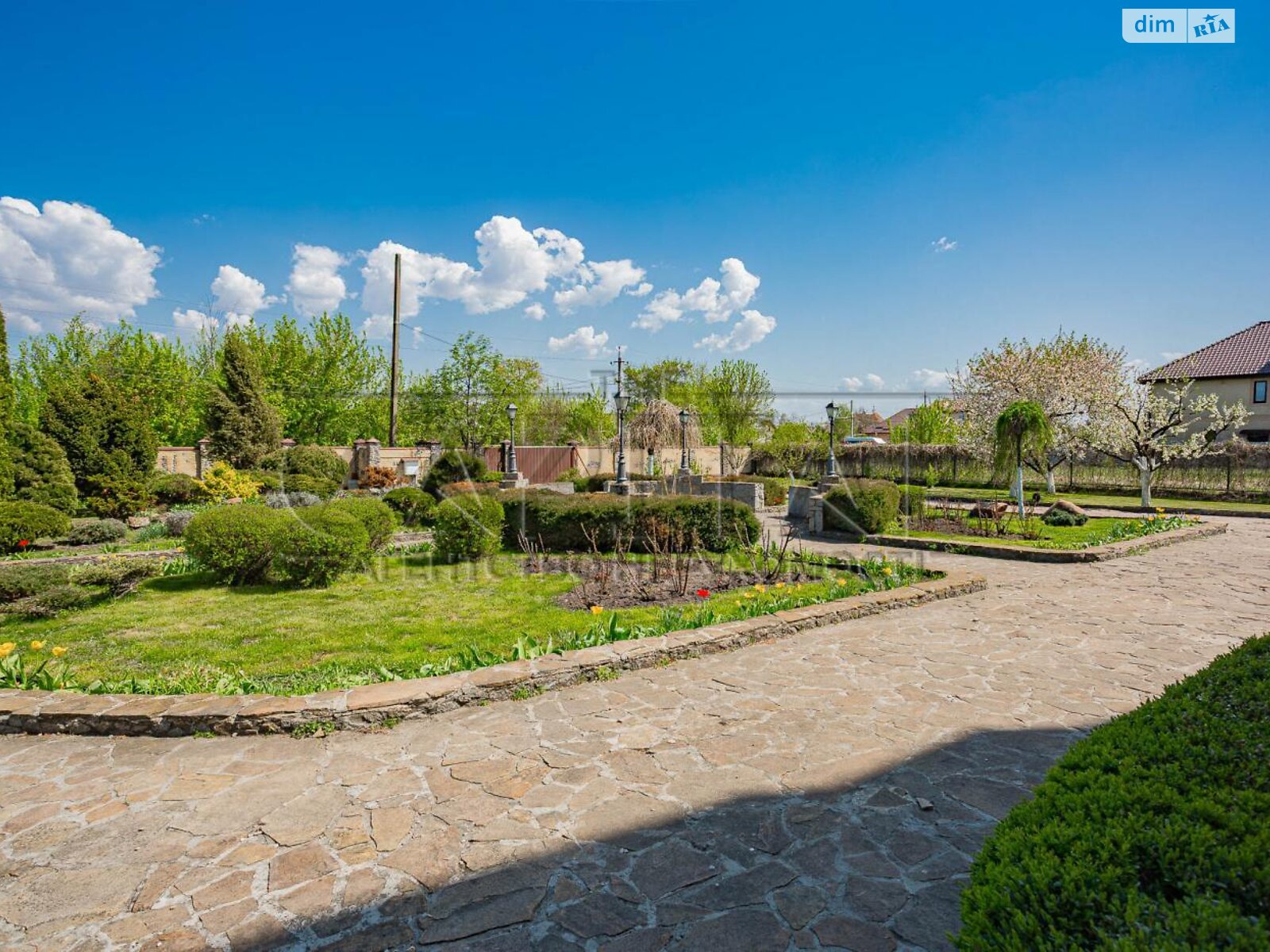 трехэтажный дом с гаражом, 380 кв. м, кирпич. Продажа в Вишенки фото 1 трехэтажный дом с гаражом, 380 кв. м, кирпич. Продажа в Вишенки фото 1