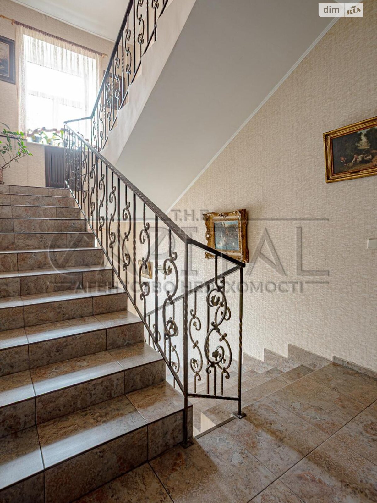 трехэтажный дом с гаражом, 380 кв. м, кирпич. Продажа в Вишенки фото 1 трехэтажный дом с гаражом, 380 кв. м, кирпич. Продажа в Вишенки фото 1