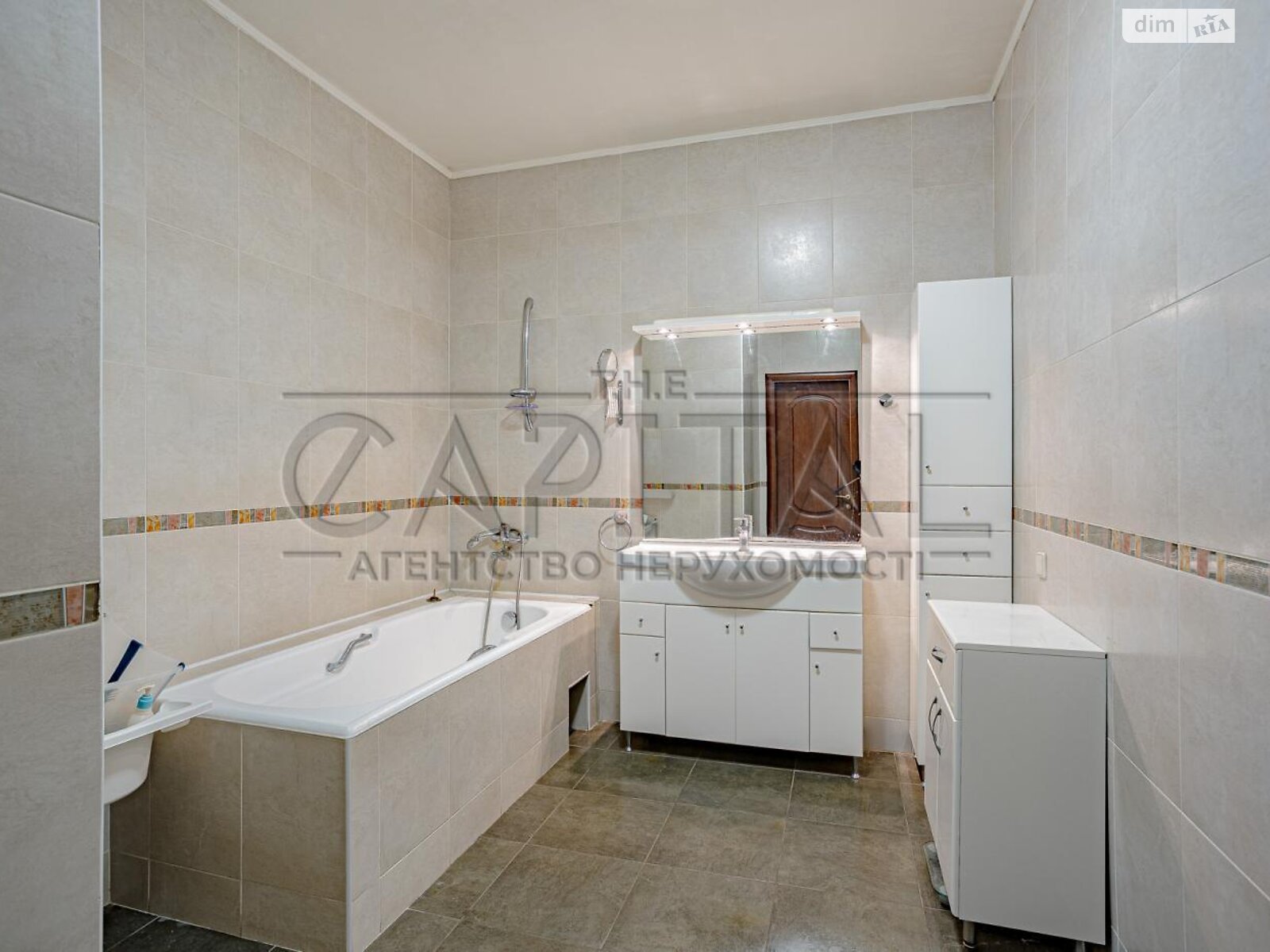 трехэтажный дом с гаражом, 380 кв. м, кирпич. Продажа в Вишенки фото 1 трехэтажный дом с гаражом, 380 кв. м, кирпич. Продажа в Вишенки фото 1