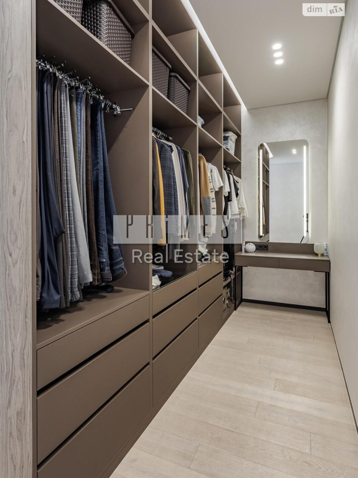 двухэтажный дом с балконом, 300 кв. м, кирпич. Продажа в Вишенки фото 1 двухэтажный дом с балконом, 300 кв. м, кирпич. Продажа в Вишенки фото 1