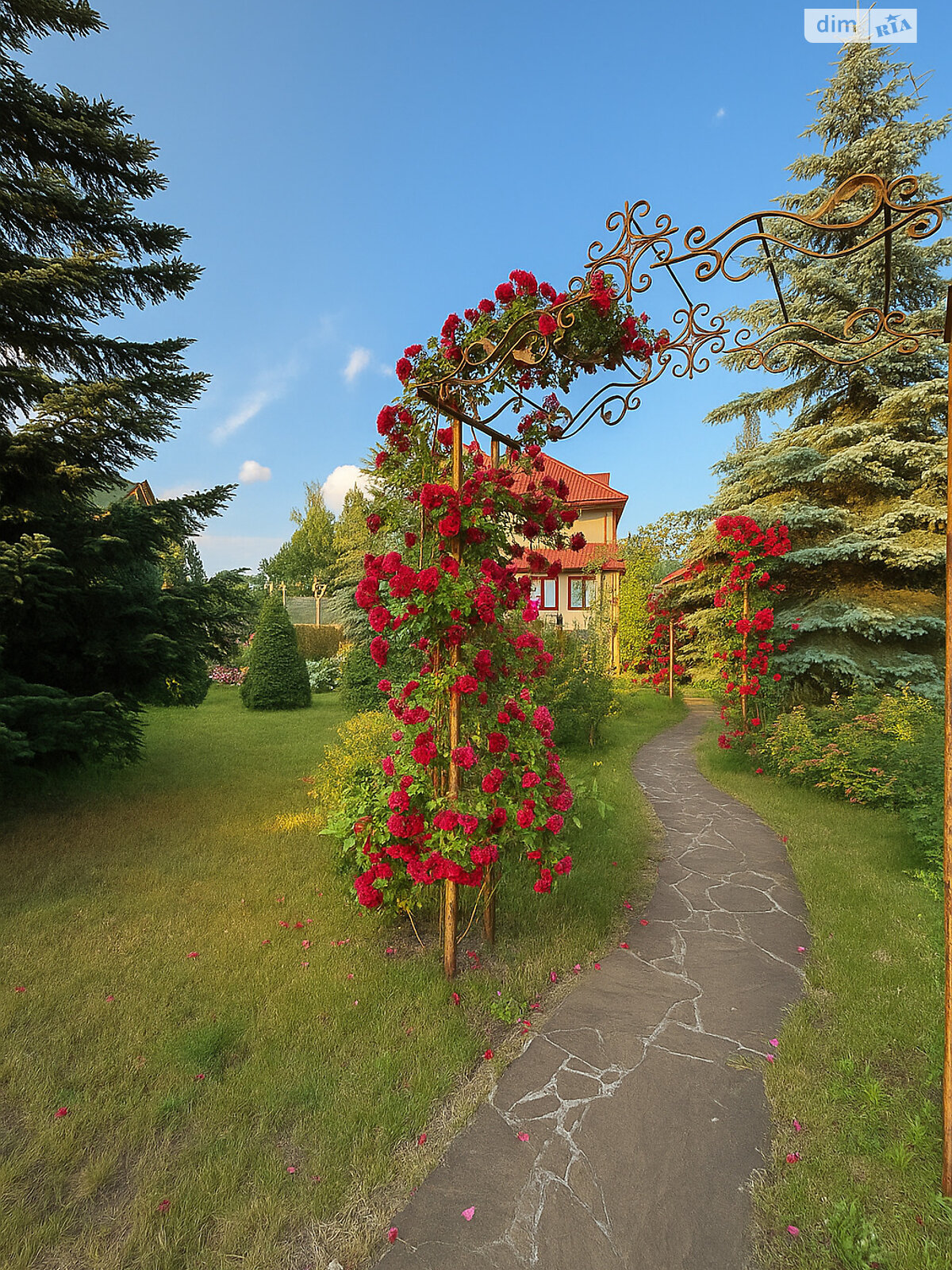 трехэтажный дом с гаражом, 230 кв. м, кирпич. Продажа в Вишенки фото 1 трехэтажный дом с гаражом, 230 кв. м, кирпич. Продажа в Вишенки фото 1