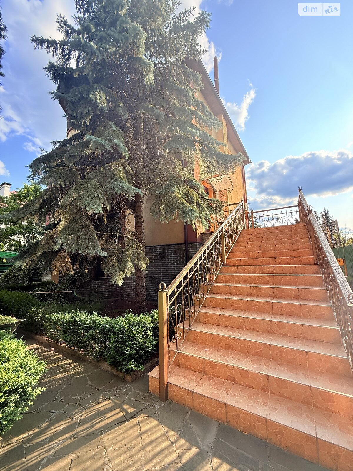 трехэтажный дом с гаражом, 230 кв. м, кирпич. Продажа в Вишенки фото 1 трехэтажный дом с гаражом, 230 кв. м, кирпич. Продажа в Вишенки фото 1