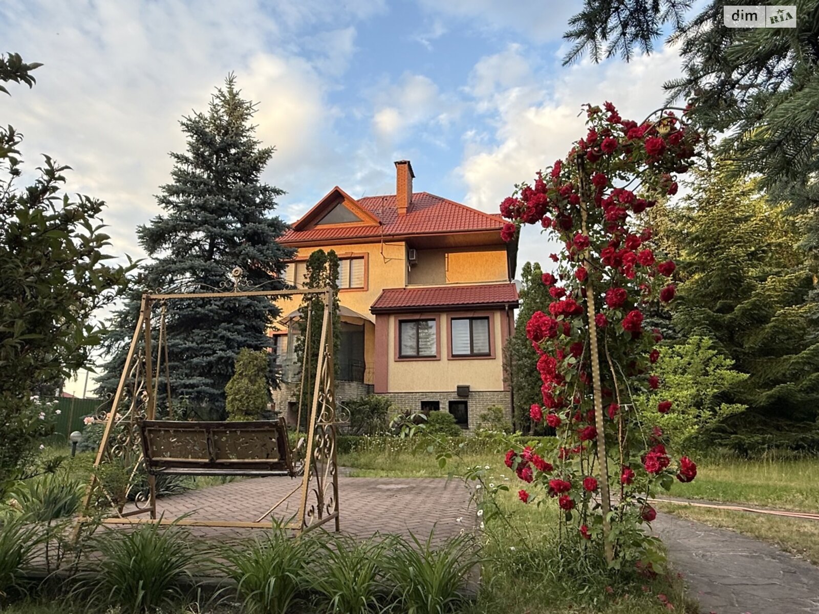 трехэтажный дом с гаражом, 230 кв. м, кирпич. Продажа в Вишенки фото 1 трехэтажный дом с гаражом, 230 кв. м, кирпич. Продажа в Вишенки фото 1