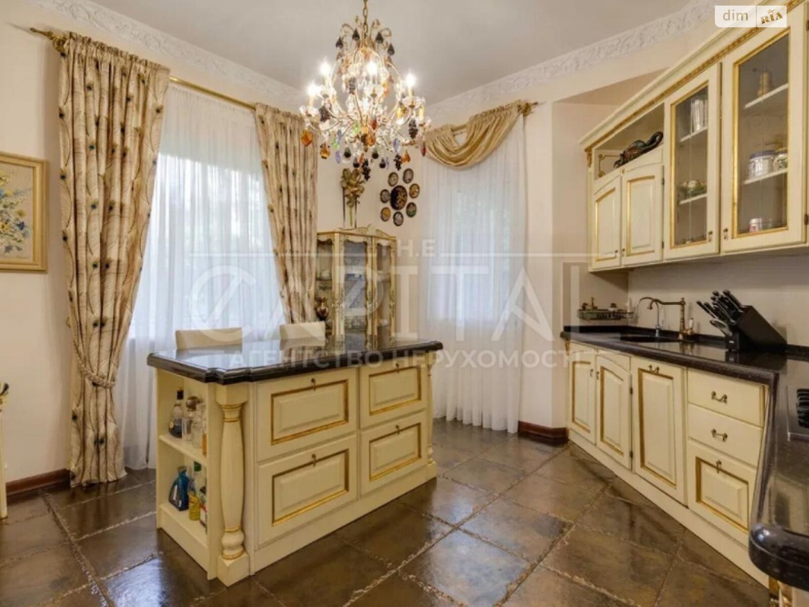 трехэтажный дом, 645 кв. м, кирпич. Продажа в Вишенки фото 1