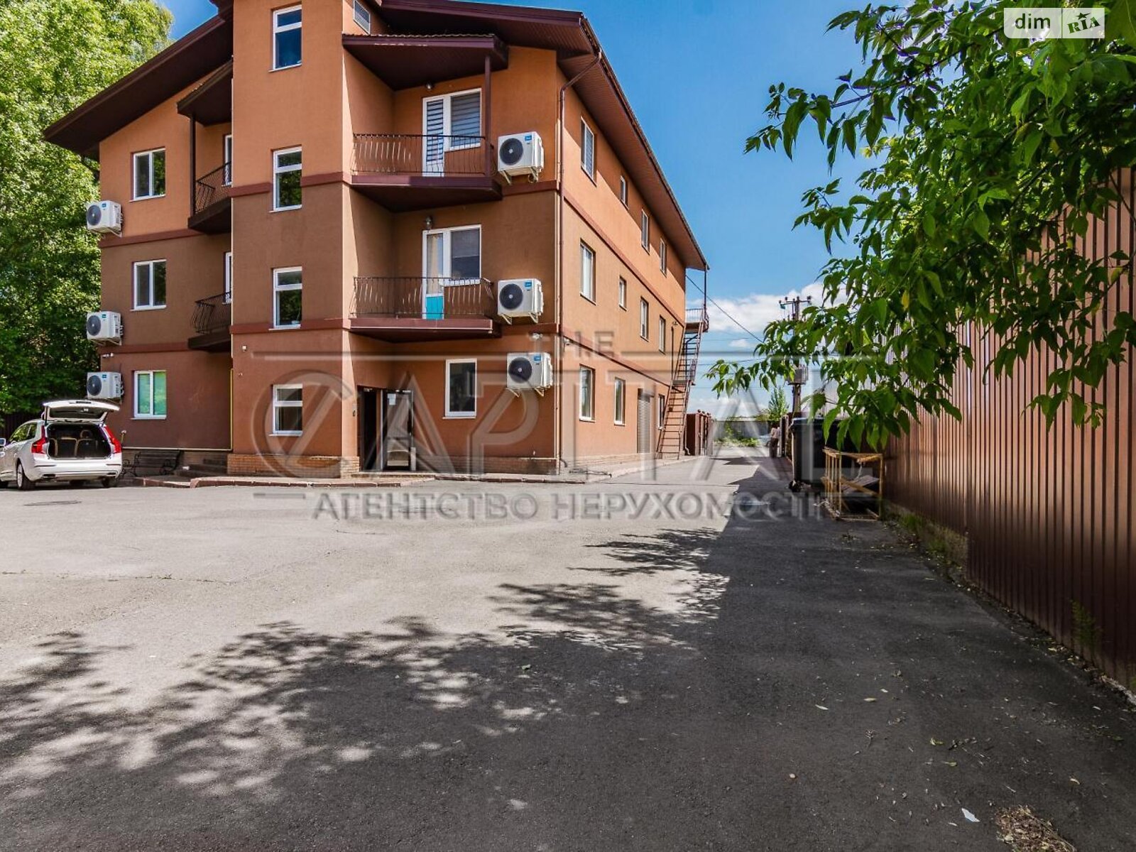 трехэтажный дом с балконом, 783.3 кв. м, кирпич. Продажа в Вишневом фото 1 трехэтажный дом с балконом, 783.3 кв. м, кирпич. Продажа в Вишневом фото 1