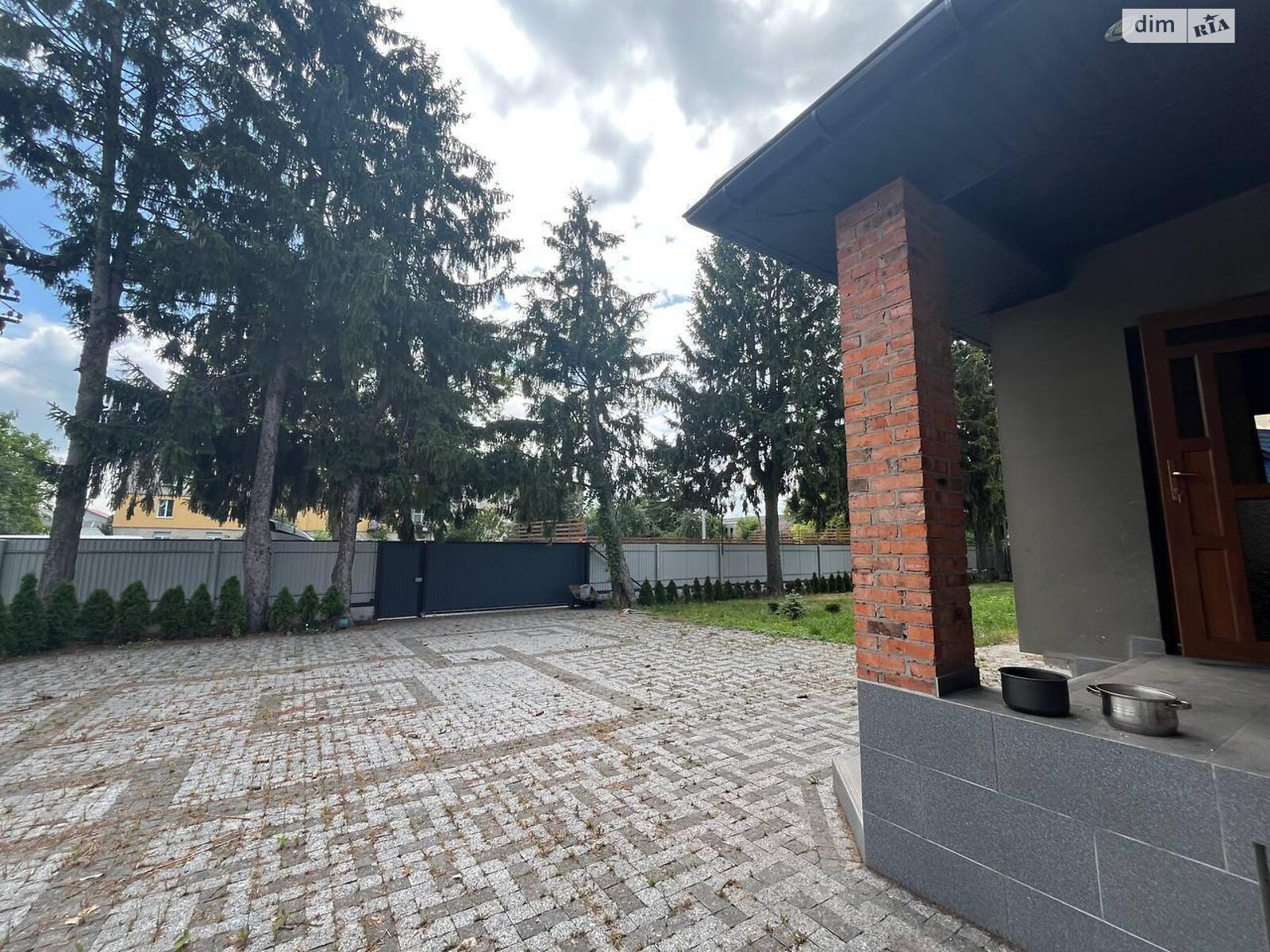 двухэтажный дом с гаражом, 17 кв. м, кирпич. Продажа в Володимире район Владимир-Волынский фото 1