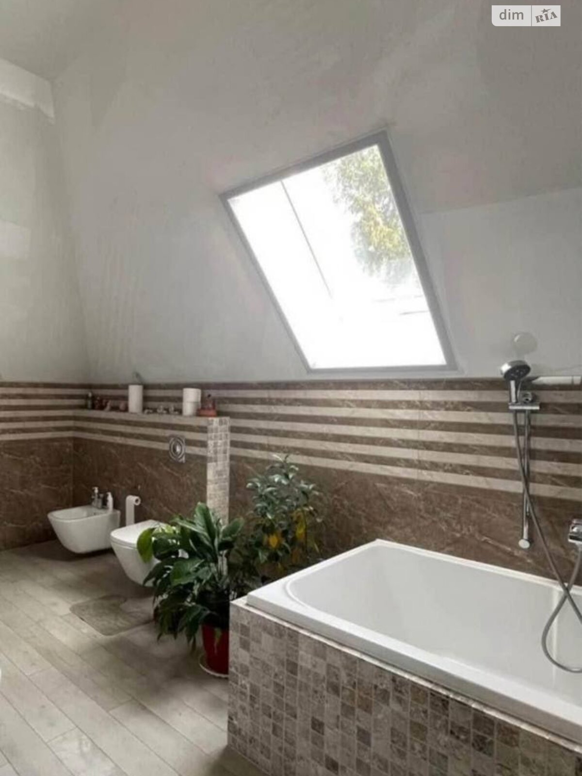 двухэтажный дом с гаражом, 17 кв. м, кирпич. Продажа в Володимире район Владимир-Волынский фото 1