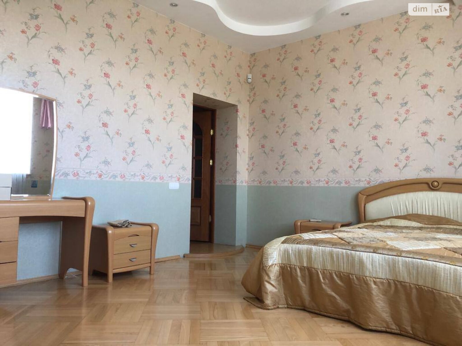 трехэтажный дом с балконом, 277.6 кв. м, кирпич. Продажа в Воле-Ковельской фото 1