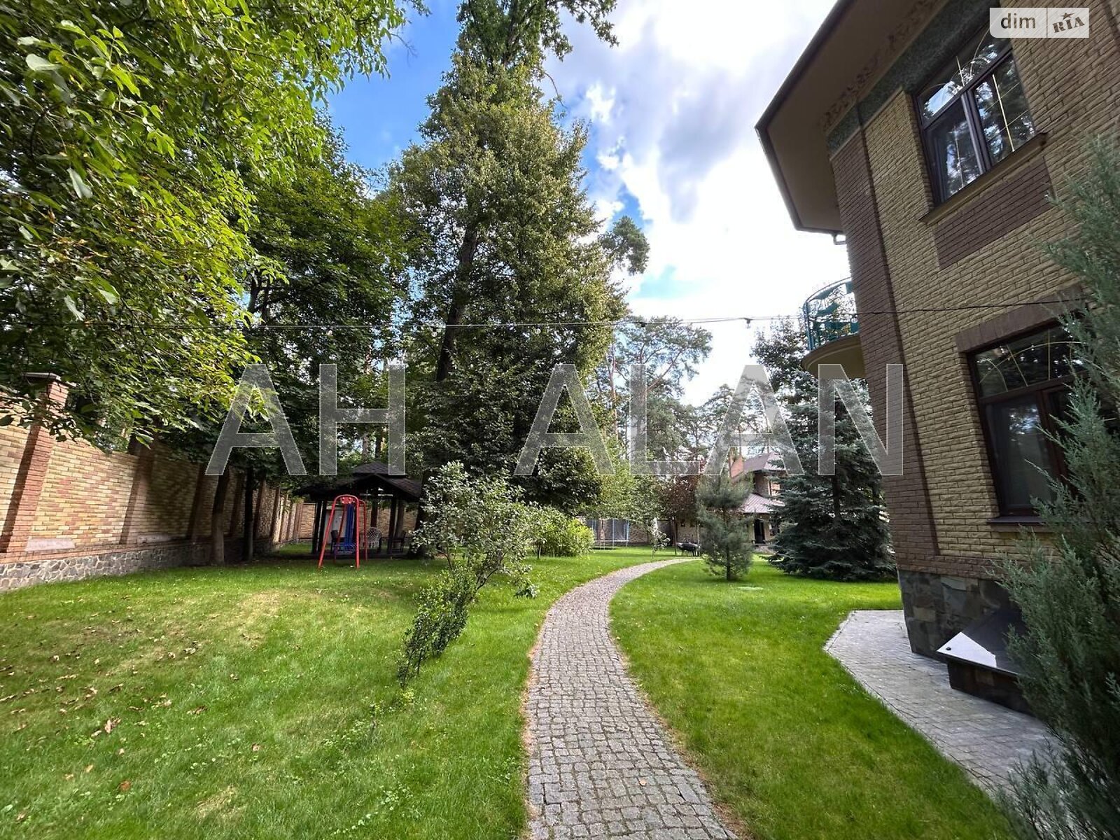 триповерховий будинок з опаленням, 1101.5 кв. м, цегла. Продаж у Ворзелі фото 1 триповерховий будинок з опаленням, 1101.5 кв. м, цегла. Продаж у Ворзелі фото 1