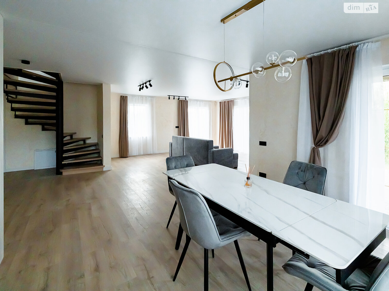 двоповерховий будинок з ремонтом, 247.7 кв. м, цегла. Продаж у Вишеграді фото 1 двоповерховий будинок з ремонтом, 247.7 кв. м, цегла. Продаж у Вишеграді фото 1