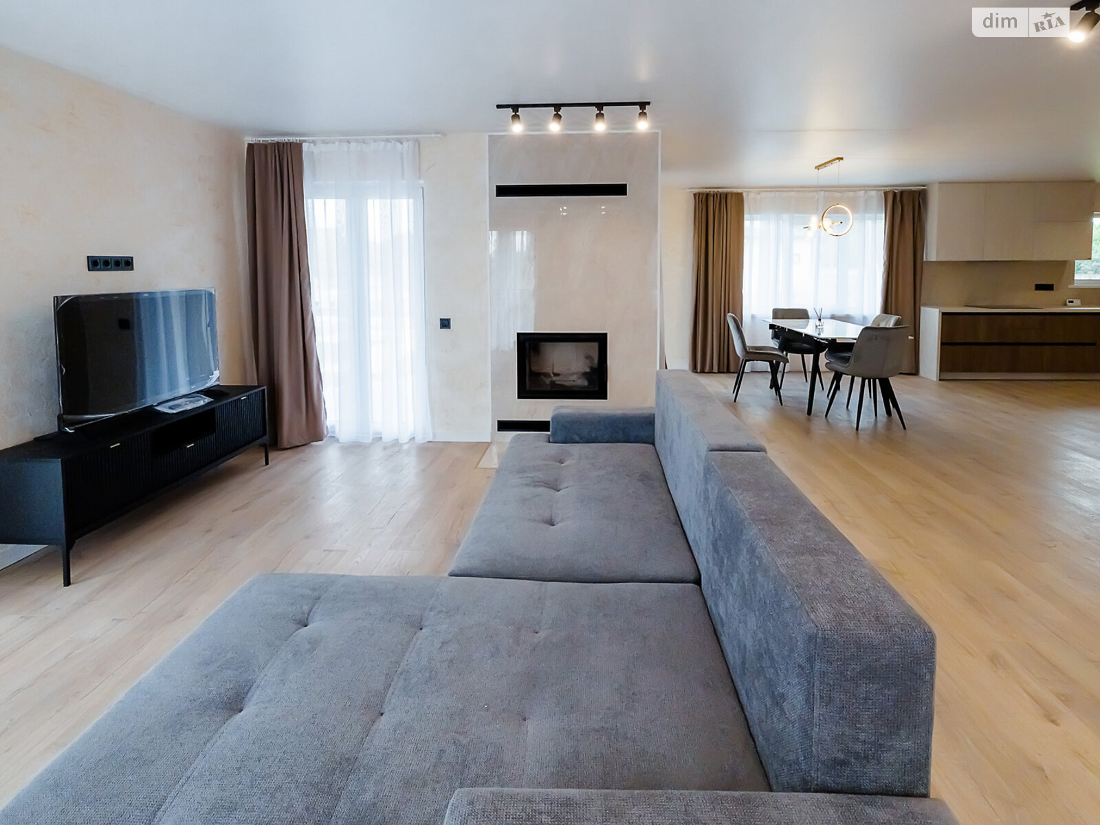 двоповерховий будинок з ремонтом, 247.7 кв. м, цегла. Продаж у Вишеграді фото 1 двоповерховий будинок з ремонтом, 247.7 кв. м, цегла. Продаж у Вишеграді фото 1