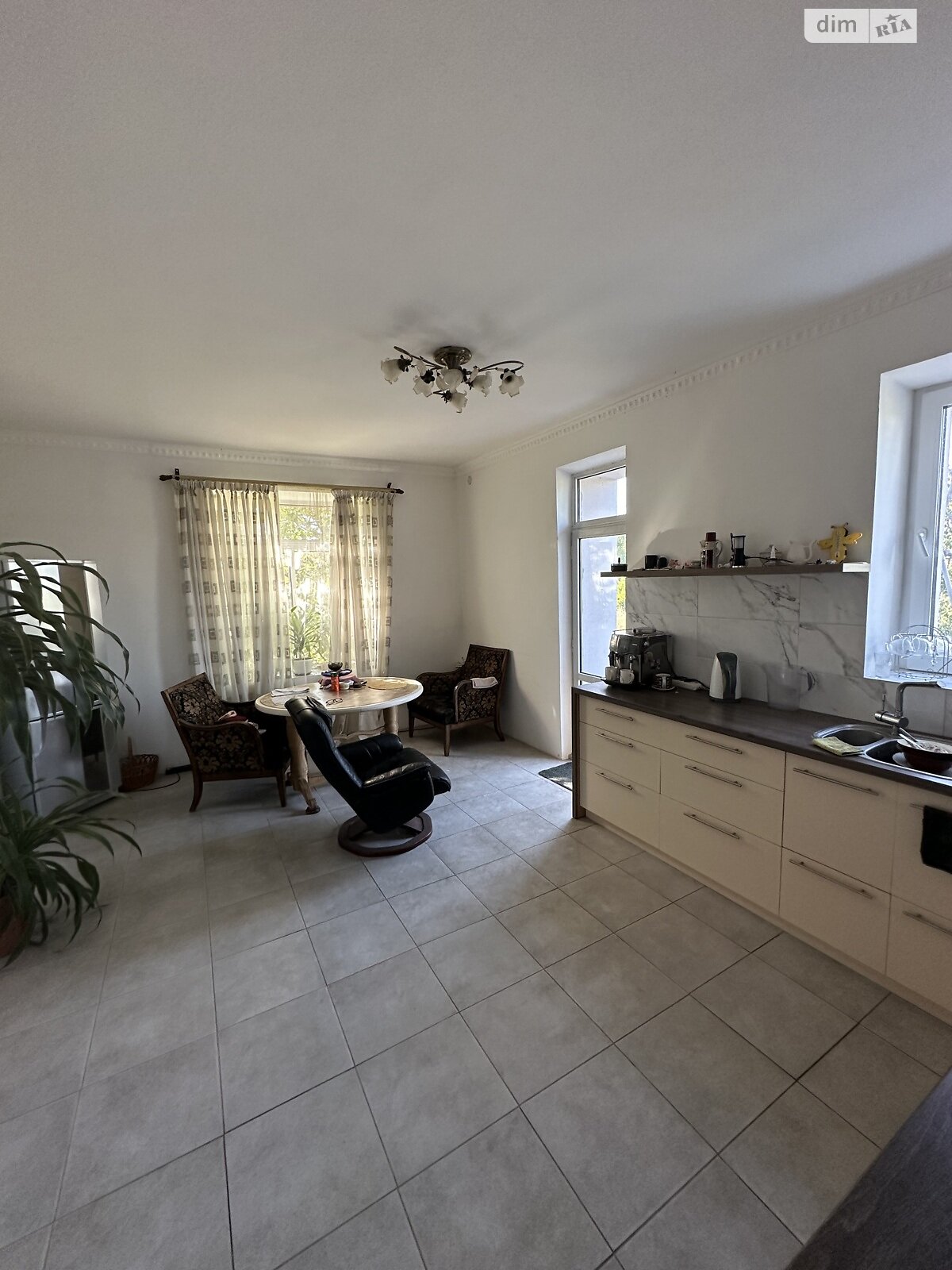 трехэтажный дом с верандой, 330 кв. м, кирпич. Продажа в Якушинцах фото 1 трехэтажный дом с верандой, 330 кв. м, кирпич. Продажа в Якушинцах фото 1
