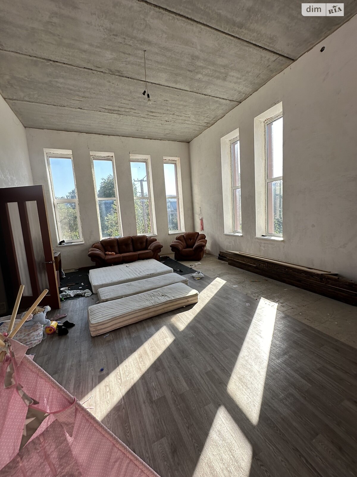 трехэтажный дом с верандой, 330 кв. м, кирпич. Продажа в Якушинцах фото 1 трехэтажный дом с верандой, 330 кв. м, кирпич. Продажа в Якушинцах фото 1