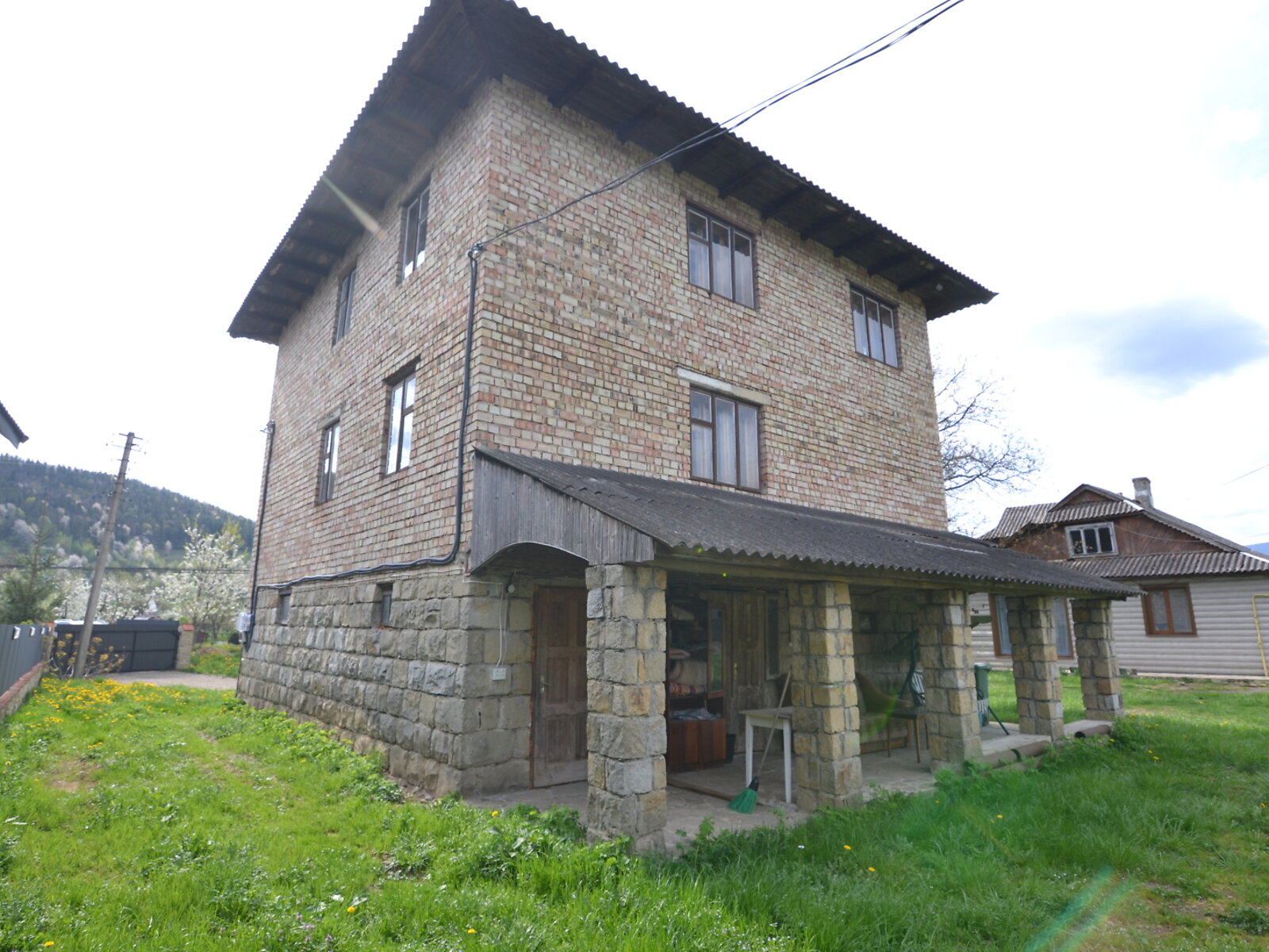чотириповерховий будинок з верандою, 209.1 кв. м, цегла. Продаж у Яремчі фото 1 чотириповерховий будинок з верандою, 209.1 кв. м, цегла. Продаж у Яремчі фото 1