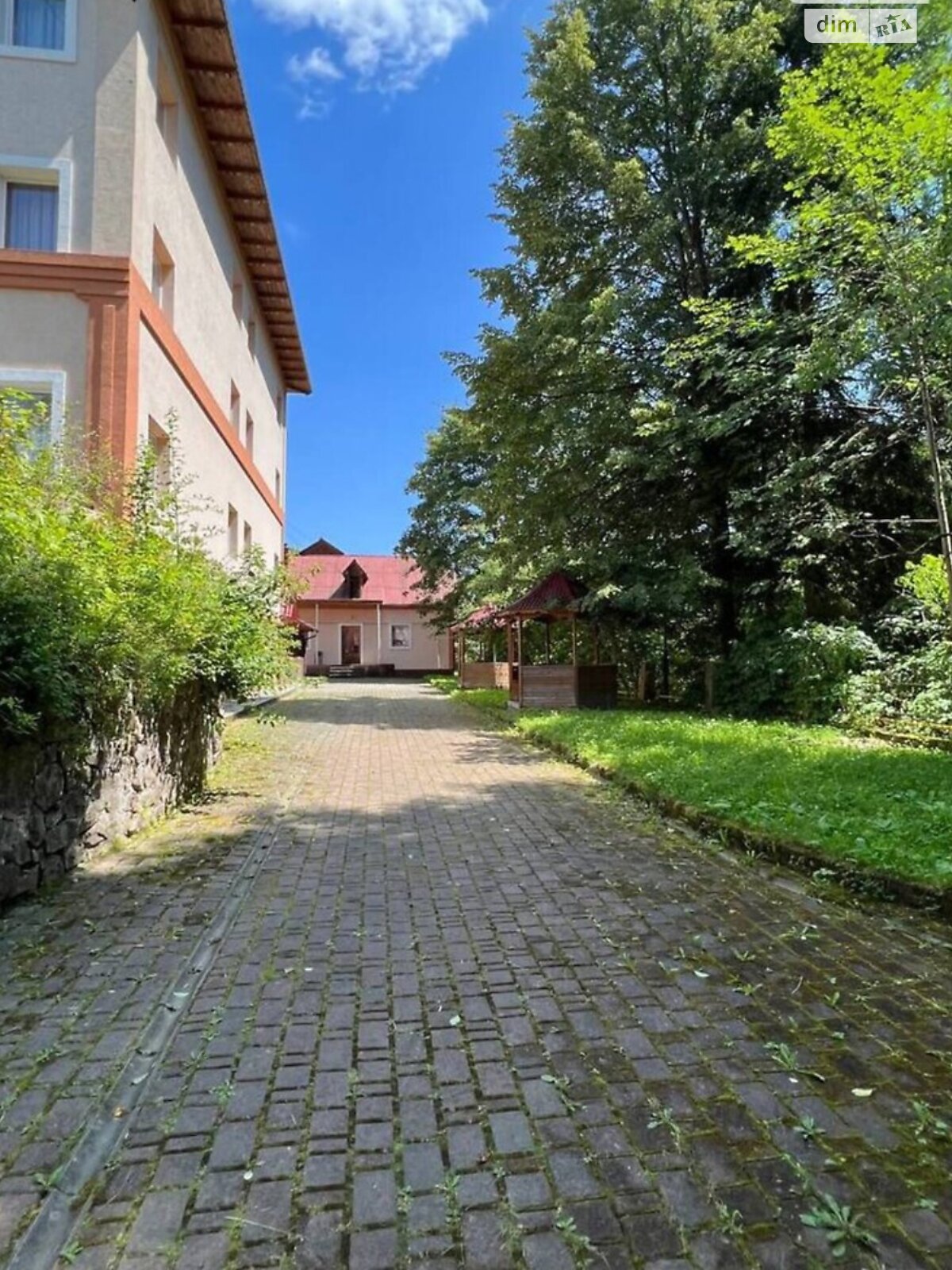 чотириповерховий будинок бесідка, 760 кв. м, цегла. Продаж у Яремчі фото 1 чотириповерховий будинок бесідка, 760 кв. м, цегла. Продаж у Яремчі фото 1