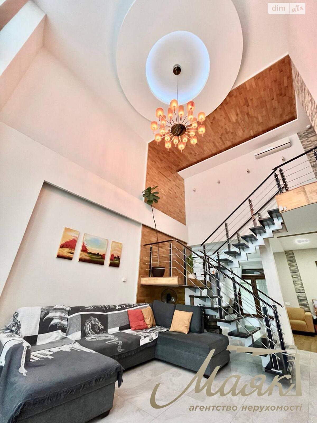 трехэтажный дом с гаражом, 299.7 кв. м, кирпич. Продажа в Солнечном фото 1