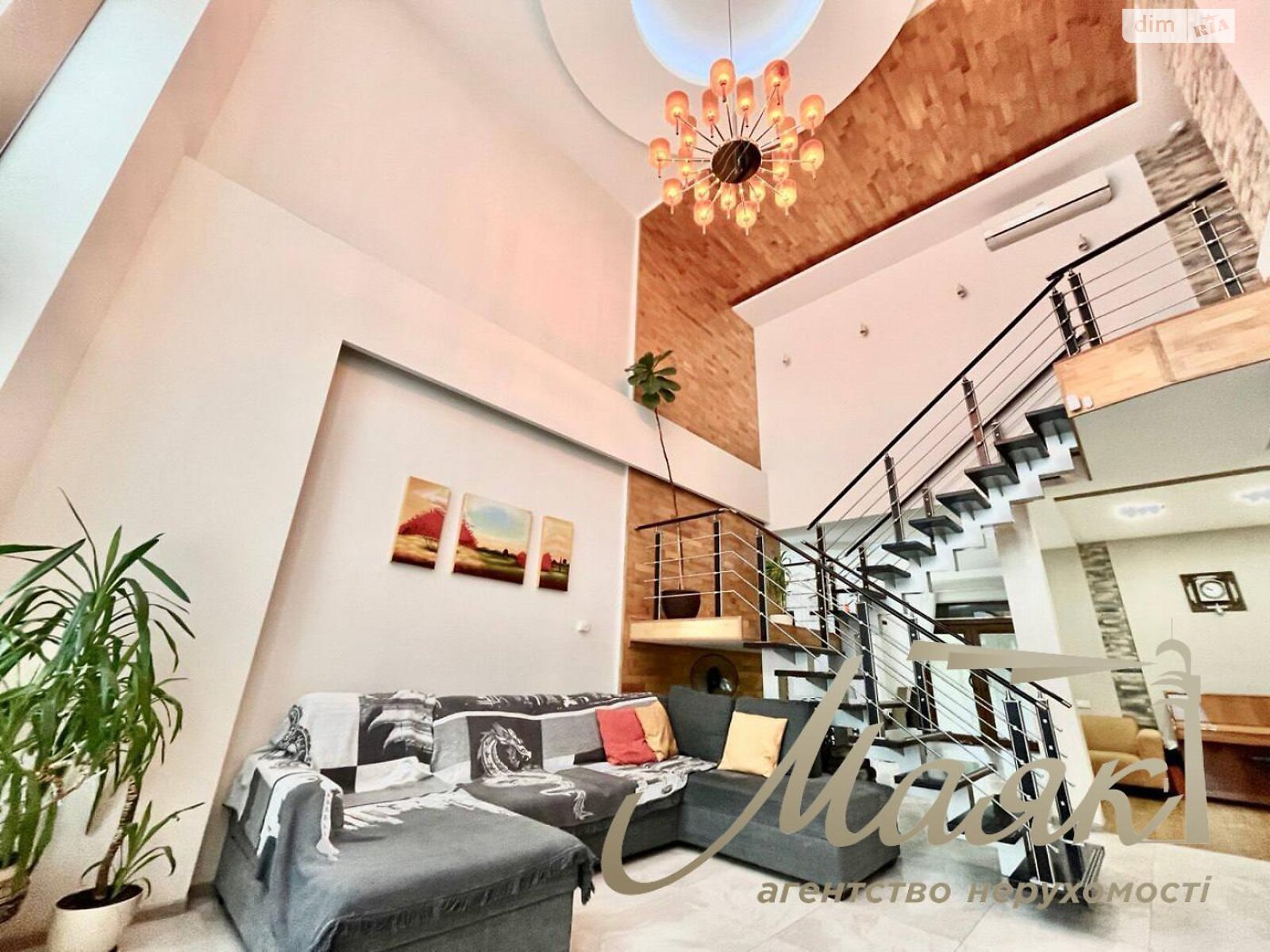 трехэтажный дом с гаражом, 299.7 кв. м, кирпич. Продажа в Солнечном фото 1