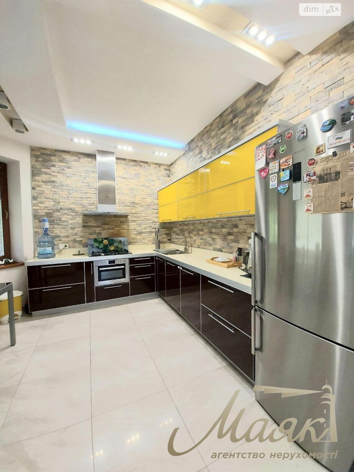 трехэтажный дом с гаражом, 299.7 кв. м, кирпич. Продажа в Солнечном фото 1