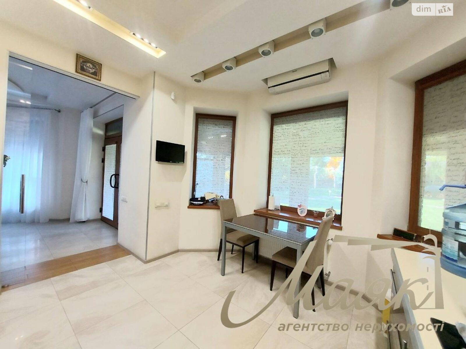 трехэтажный дом с гаражом, 299.7 кв. м, кирпич. Продажа в Солнечном фото 1