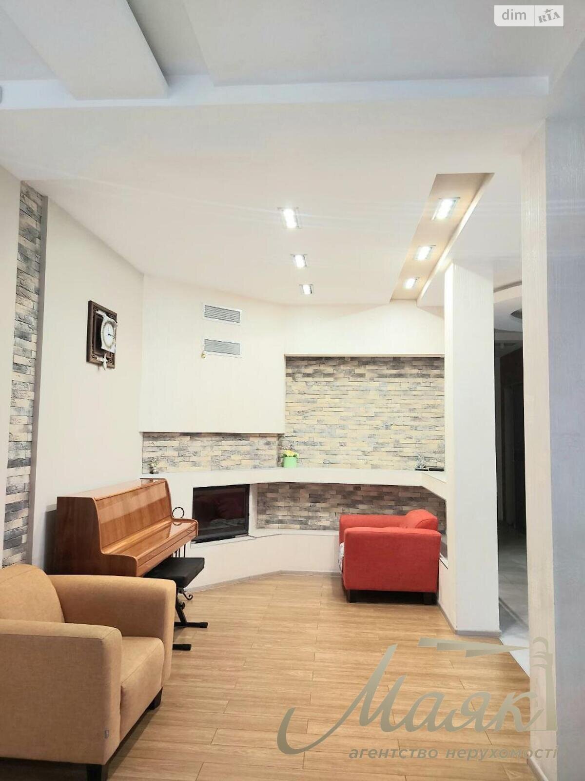 трехэтажный дом с гаражом, 299.7 кв. м, кирпич. Продажа в Солнечном фото 1