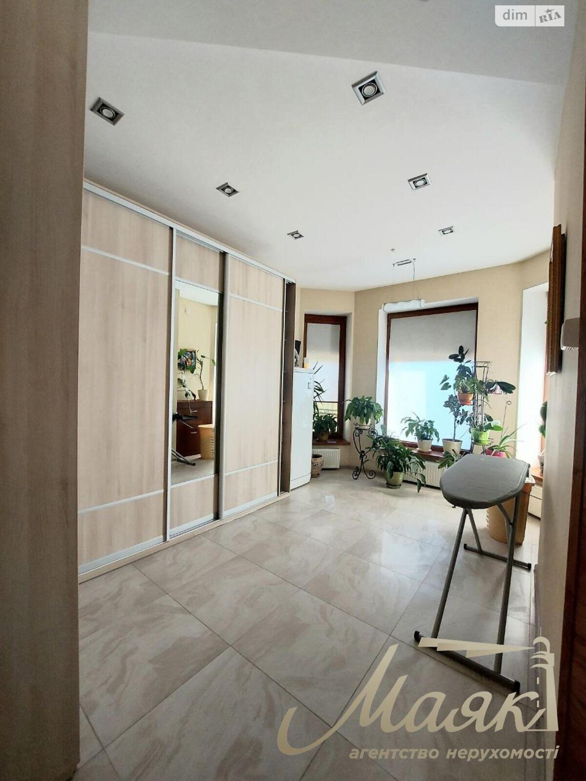 трехэтажный дом с гаражом, 299.7 кв. м, кирпич. Продажа в Солнечном фото 1