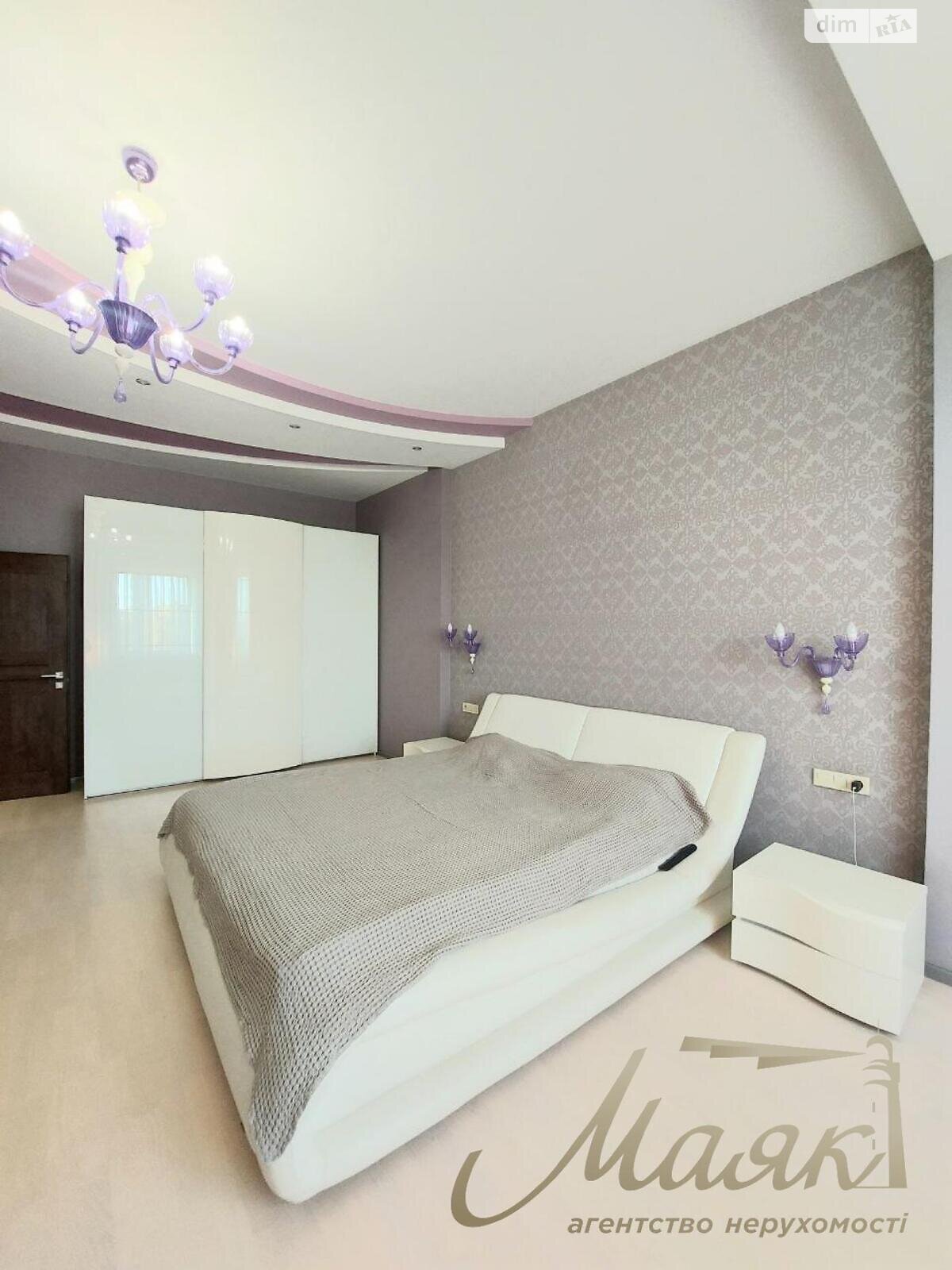 трехэтажный дом с гаражом, 299.7 кв. м, кирпич. Продажа в Солнечном фото 1