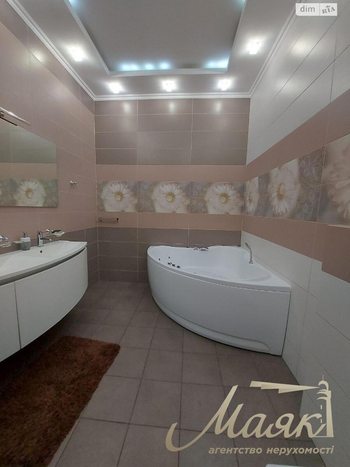 трехэтажный дом с гаражом, 299.7 кв. м, кирпич. Продажа в Солнечном фото 1