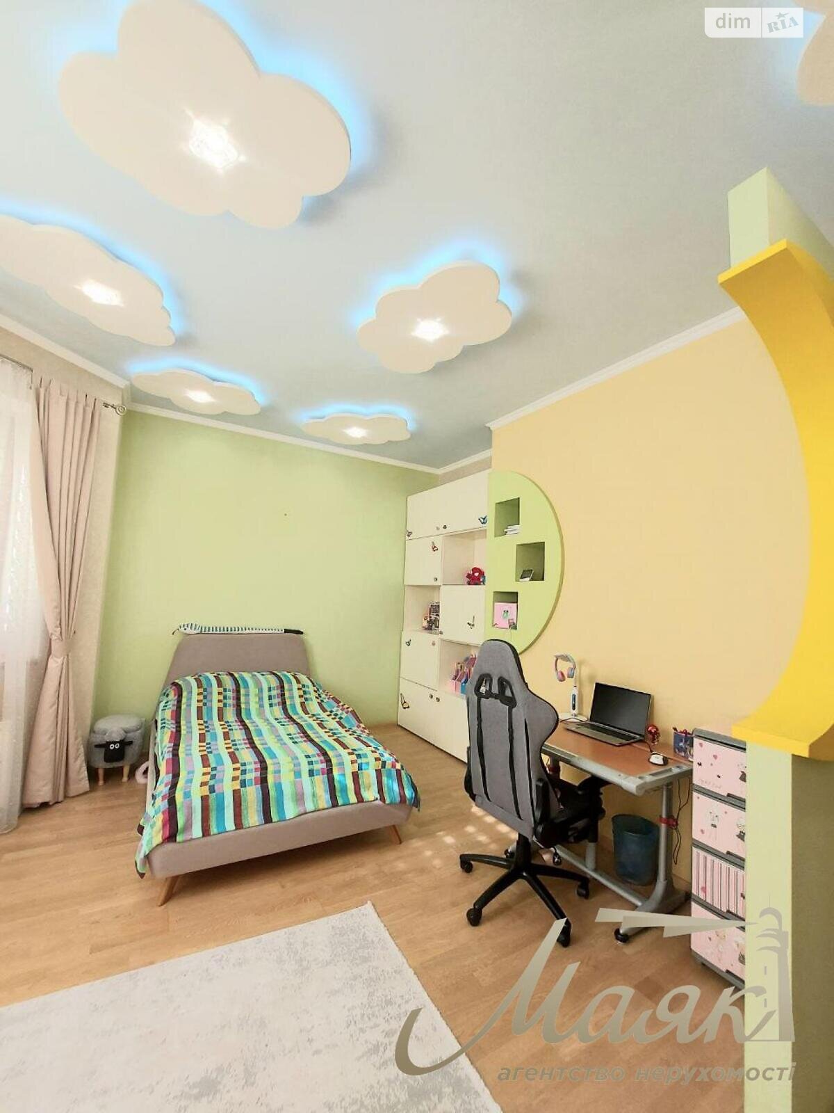 трехэтажный дом с гаражом, 299.7 кв. м, кирпич. Продажа в Солнечном фото 1