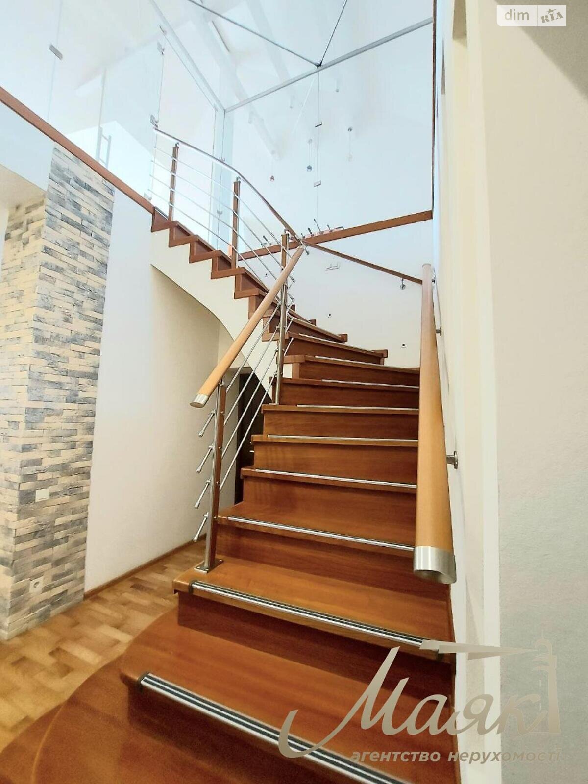 трехэтажный дом с гаражом, 299.7 кв. м, кирпич. Продажа в Солнечном фото 1