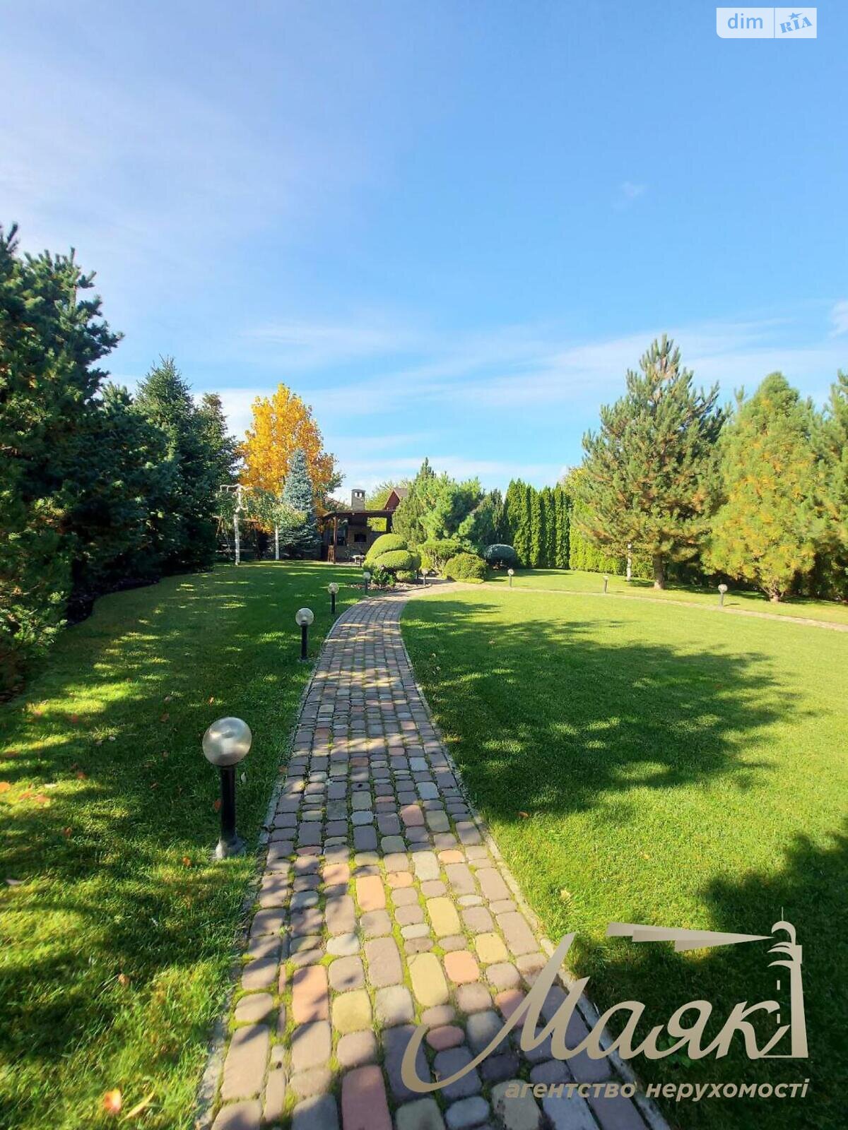 трехэтажный дом с гаражом, 299.7 кв. м, кирпич. Продажа в Солнечном фото 1