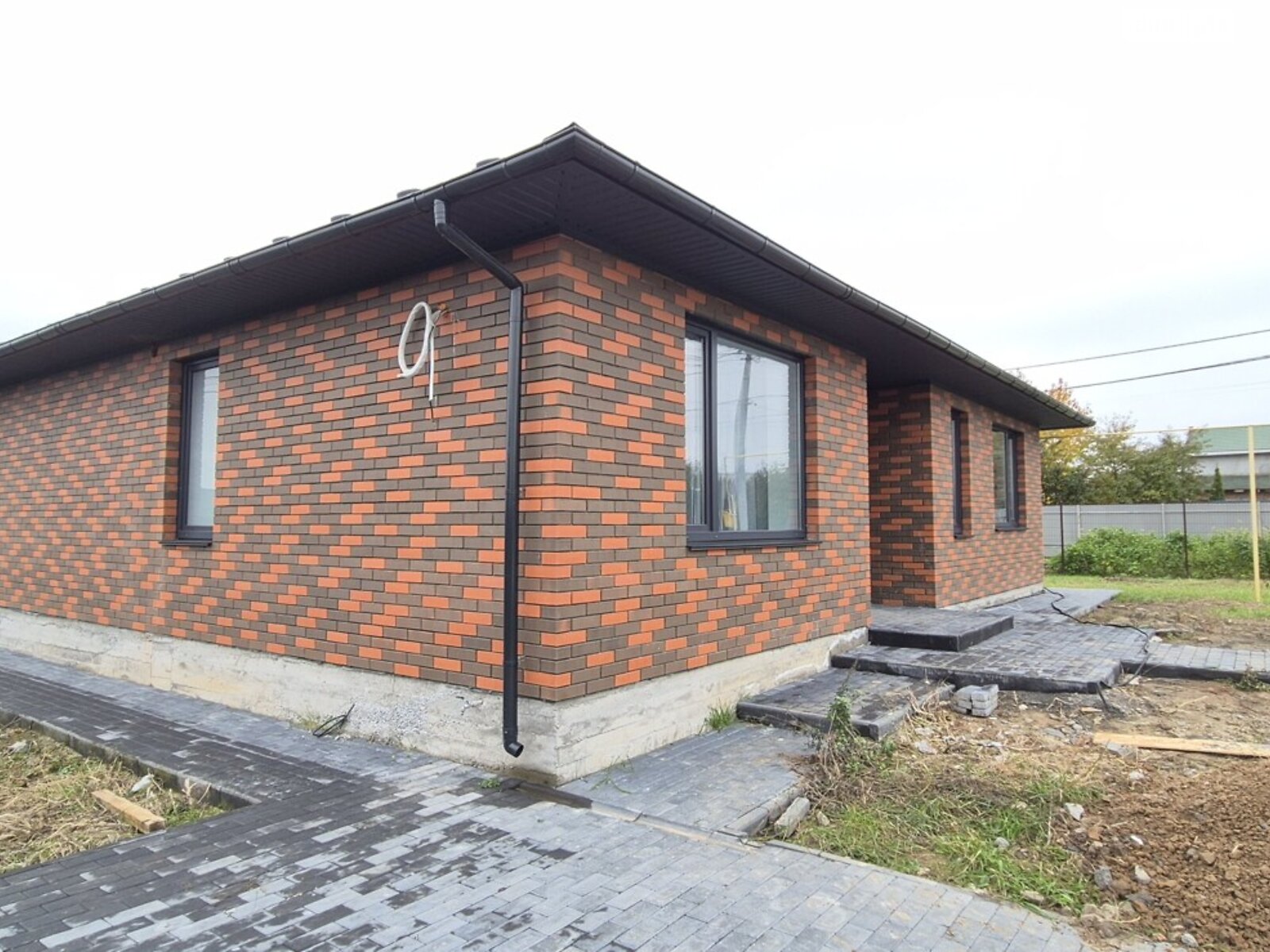 одноэтажный дом с ремонтом, 100 кв. м, кирпич. Продажа в Зарванцах фото 1 одноэтажный дом с ремонтом, 100 кв. м, кирпич. Продажа в Зарванцах фото 1
