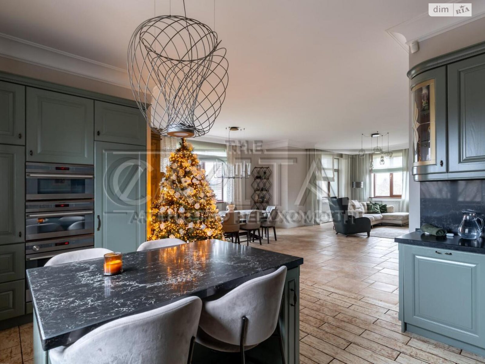 трехэтажный дом с отоплением, 564.3 кв. м, кирпич. Продажа в Зазимье фото 1