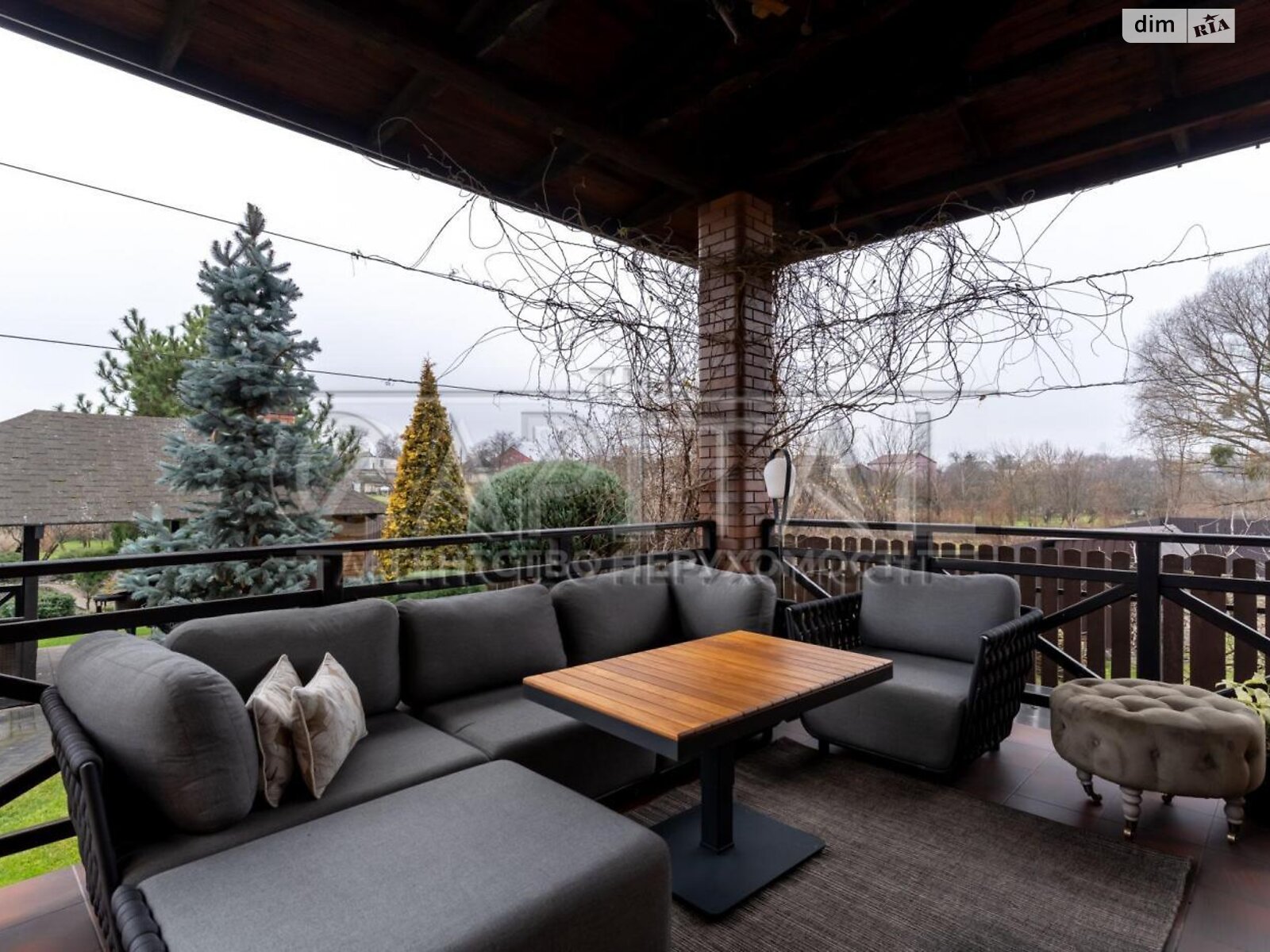 трехэтажный дом с отоплением, 564.3 кв. м, кирпич. Продажа в Зазимье фото 1