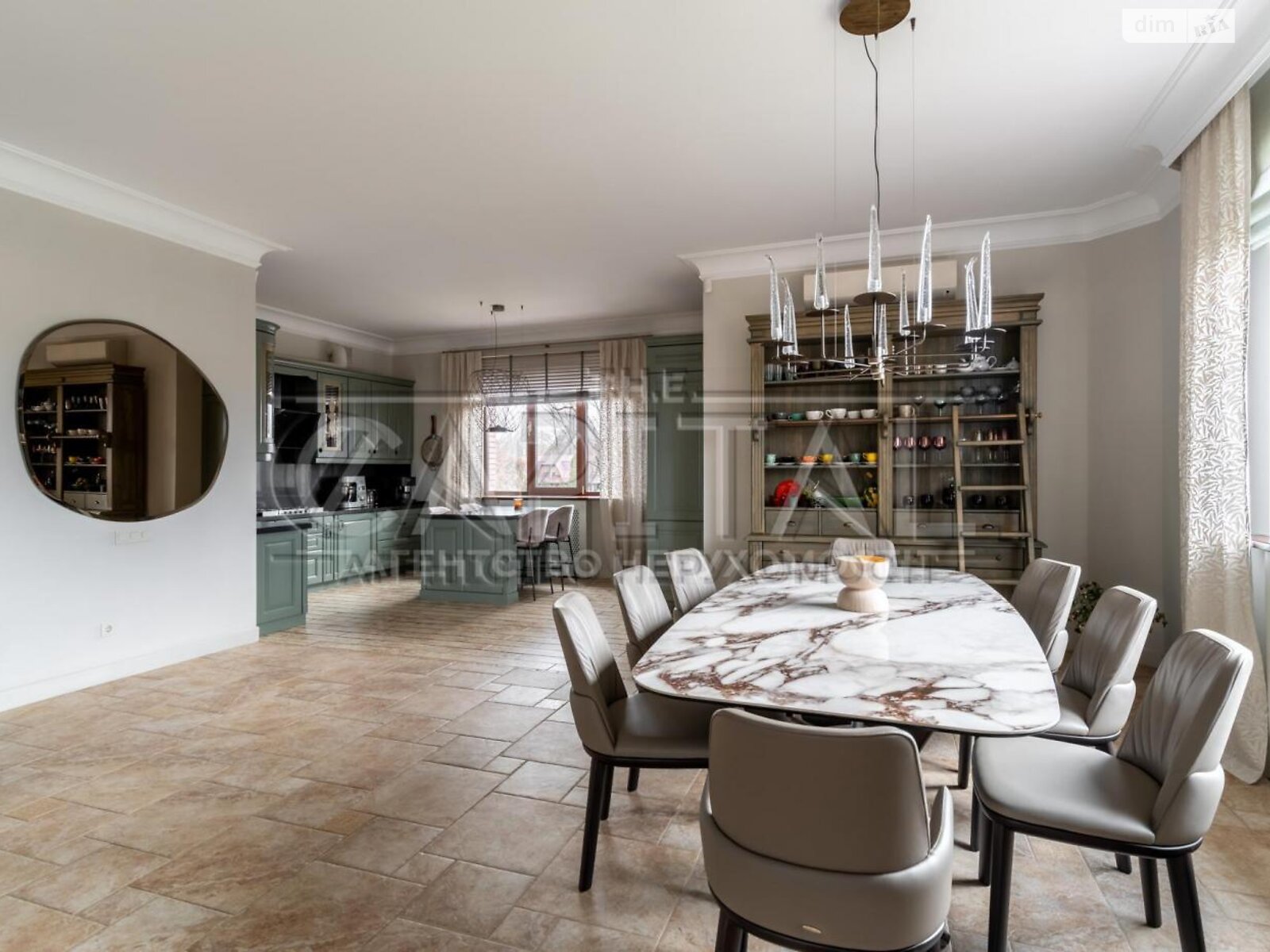 трехэтажный дом с отоплением, 564.3 кв. м, кирпич. Продажа в Зазимье фото 1