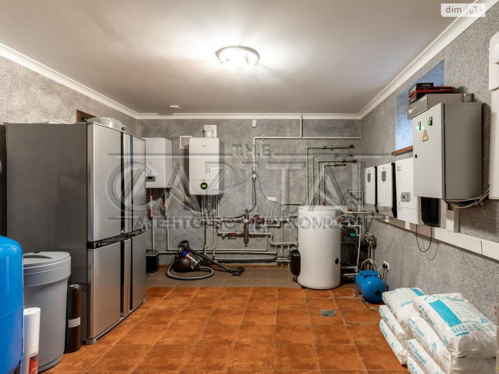 трехэтажный дом с отоплением, 564.3 кв. м, кирпич. Продажа в Зазимье фото 1