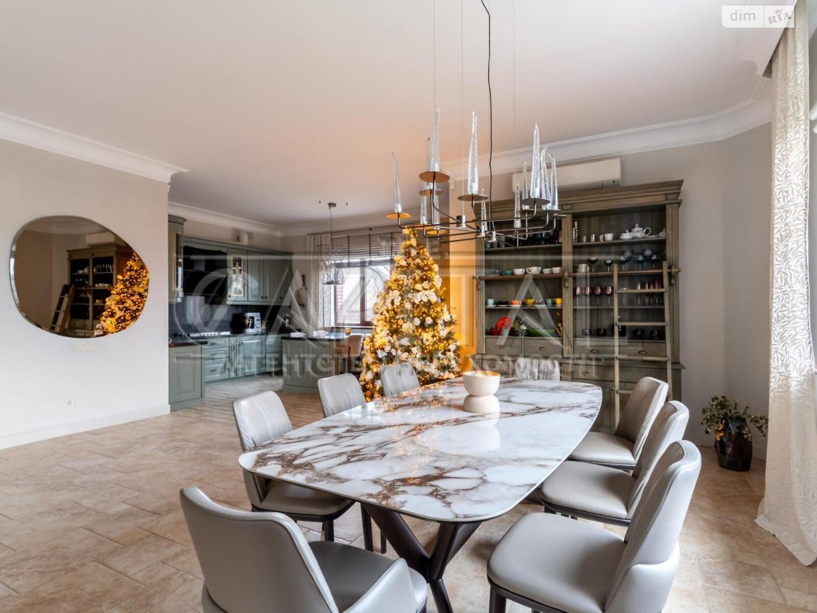 трехэтажный дом с отоплением, 564.3 кв. м, кирпич. Продажа в Зазимье фото 1