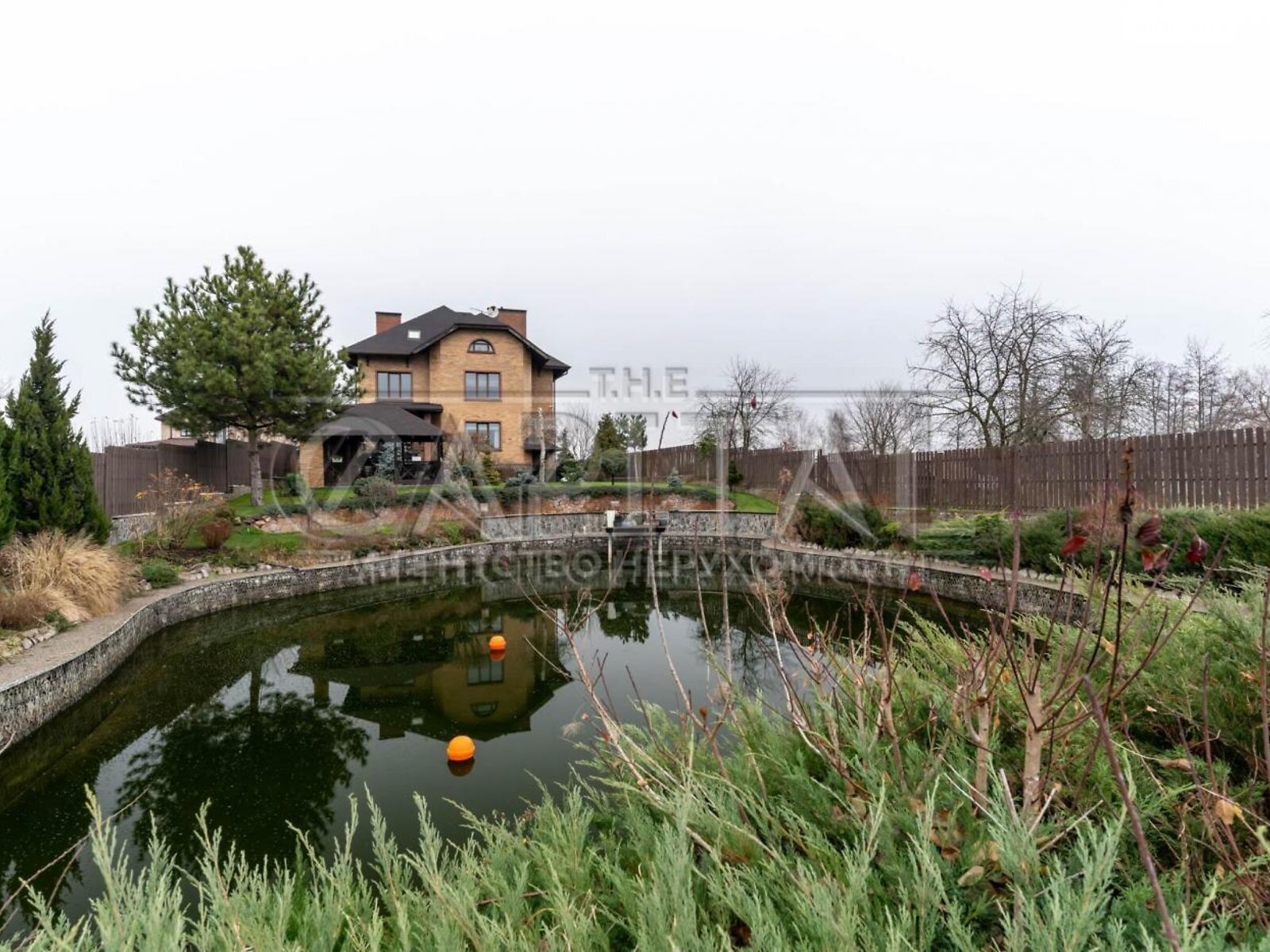 трехэтажный дом с отоплением, 564.3 кв. м, кирпич. Продажа в Зазимье фото 1