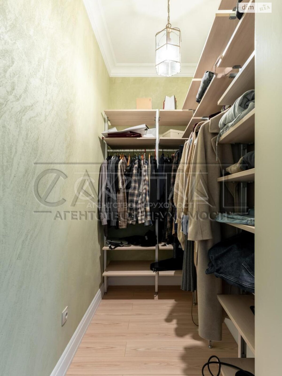 трехэтажный дом с отоплением, 564.3 кв. м, кирпич. Продажа в Зазимье фото 1