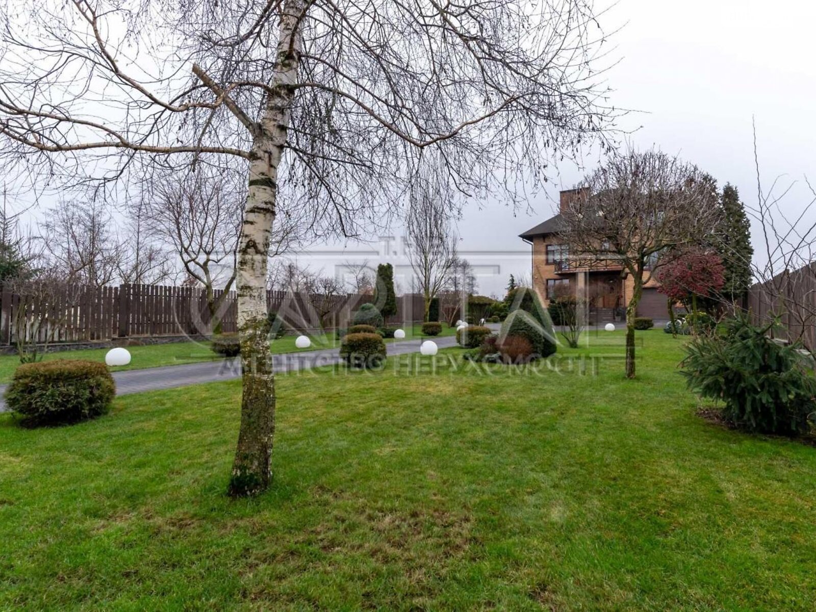 трехэтажный дом с отоплением, 564.3 кв. м, кирпич. Продажа в Зазимье фото 1