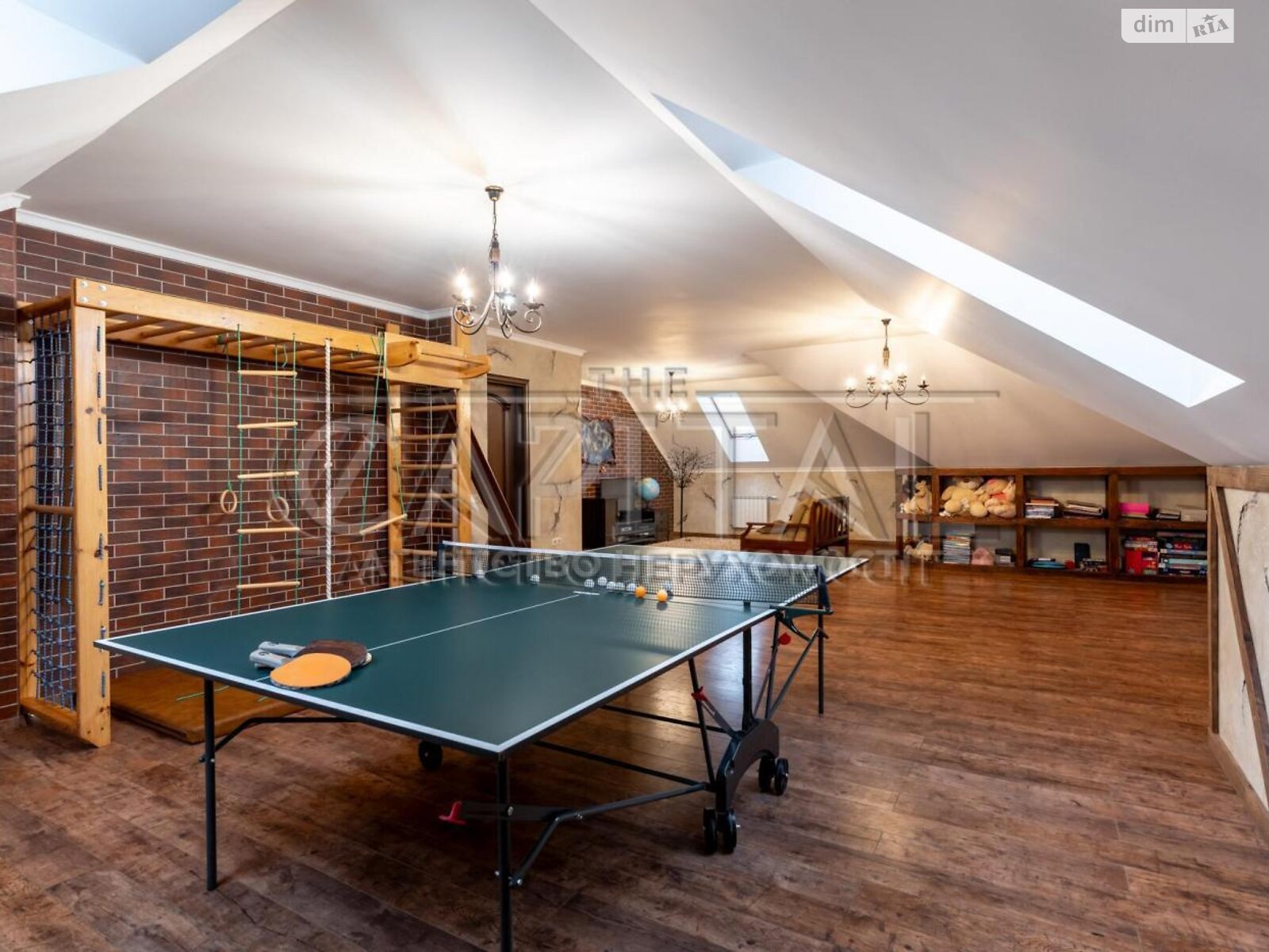 трехэтажный дом с отоплением, 564.3 кв. м, кирпич. Продажа в Зазимье фото 1